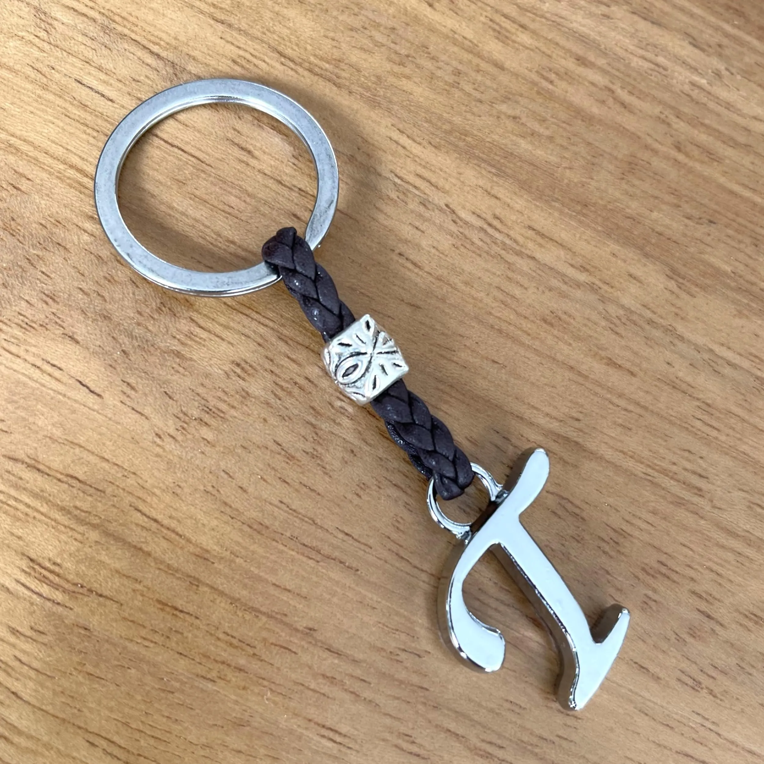 ASTER ALHELÍ Portachiavi in Cuoio Personalizzato con Iniziale e Perline in Zama Placcate in Argento - immagine 5
