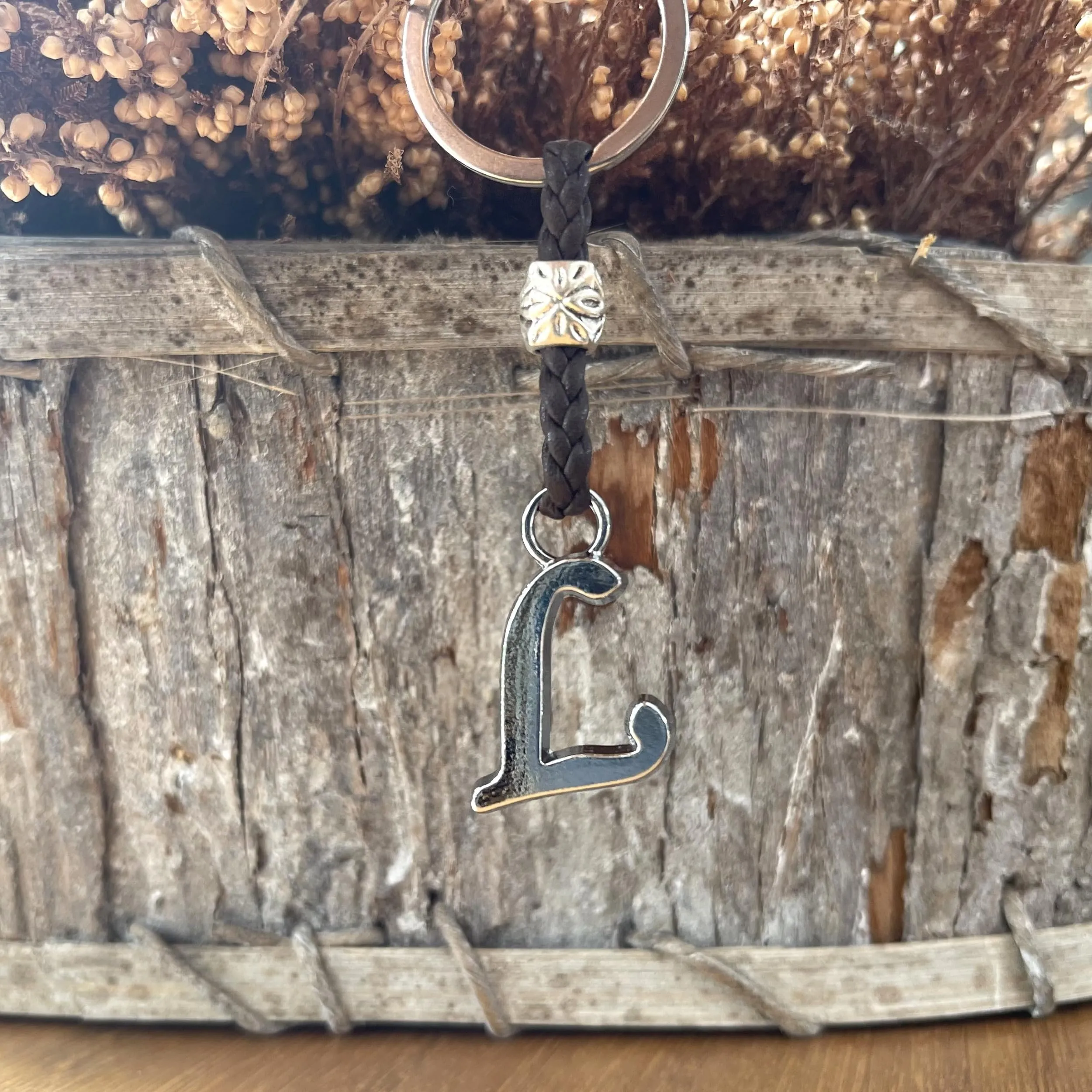 Aster Alhelí Portachiavi in Cuoio Personalizzato con Iniziali e Perline in Zama Placcate in Argento, Marrone - immagine 3