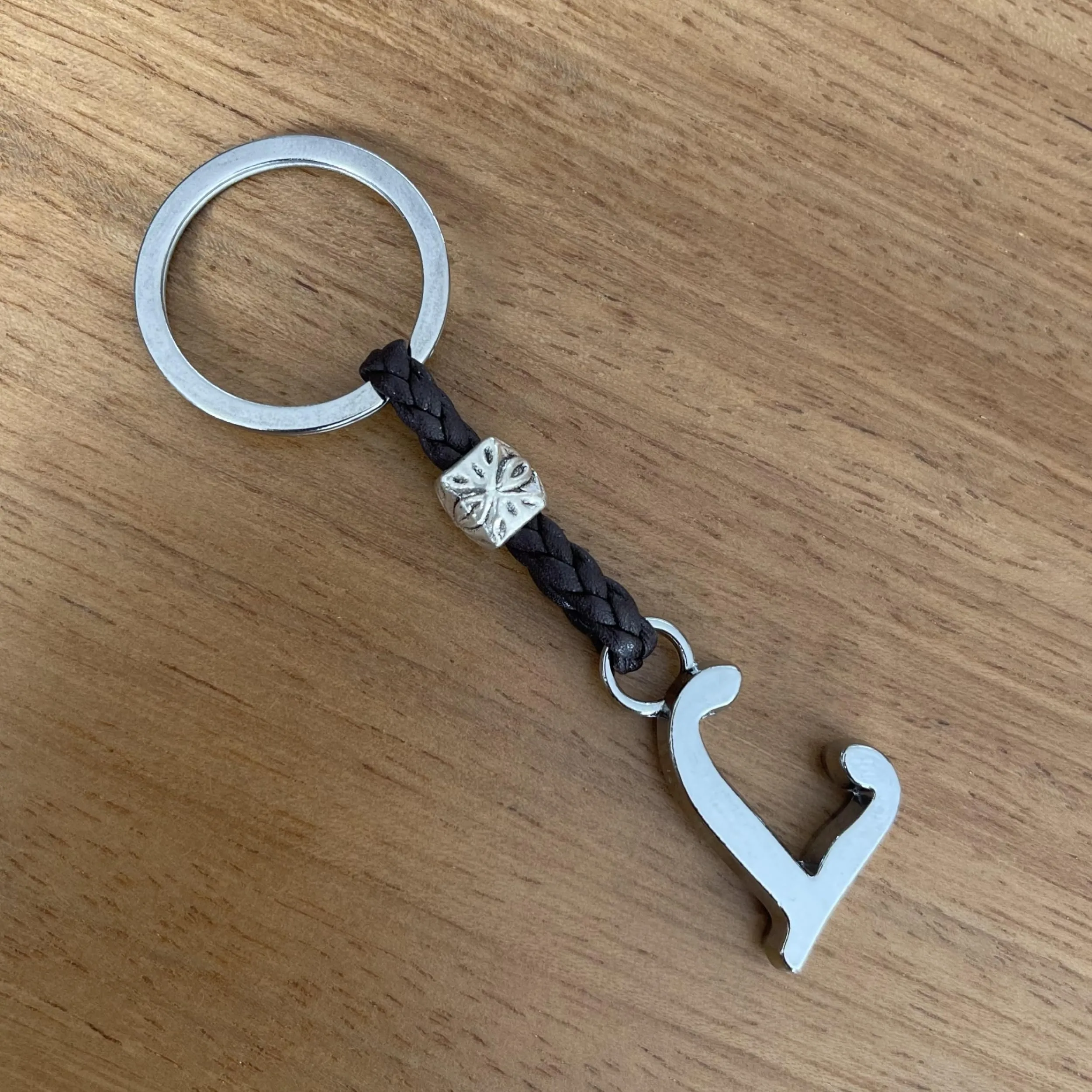 Aster Alhelí Portachiavi in Cuoio Personalizzato con Iniziali e Perline in Zama Placcate in Argento, Marrone - immagine 6