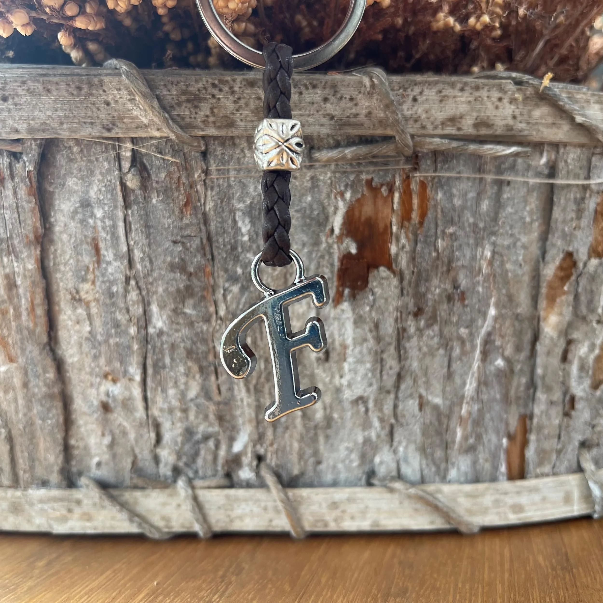 Aster Alhelí Portachiavi in Cuoio Personalizzato con Iniziale e Perline in Zama Placcate in Argento - immagine 3
