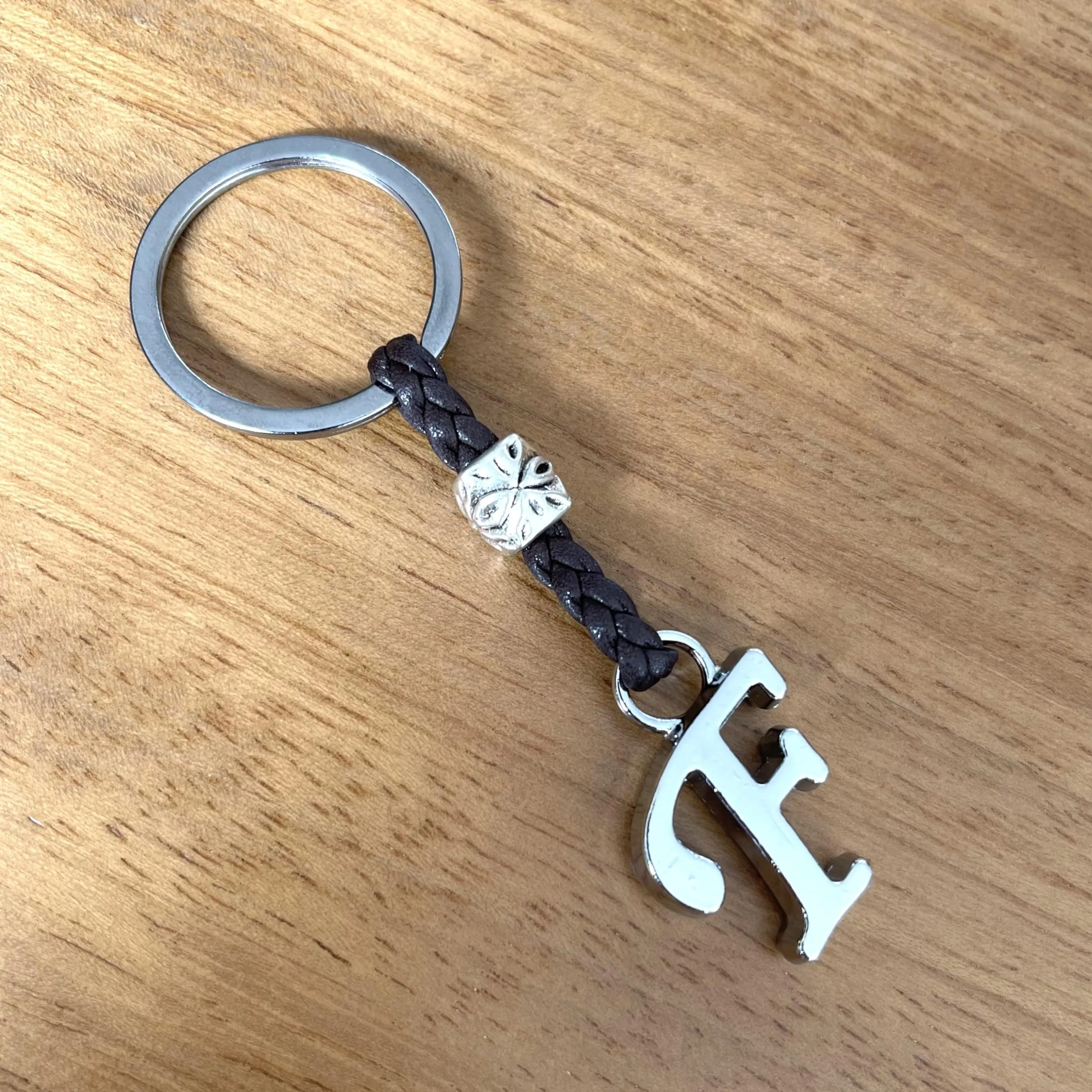 Aster Alhelí Portachiavi in Cuoio Personalizzato con Iniziale e Perline in Zama Placcate in Argento - immagine 6