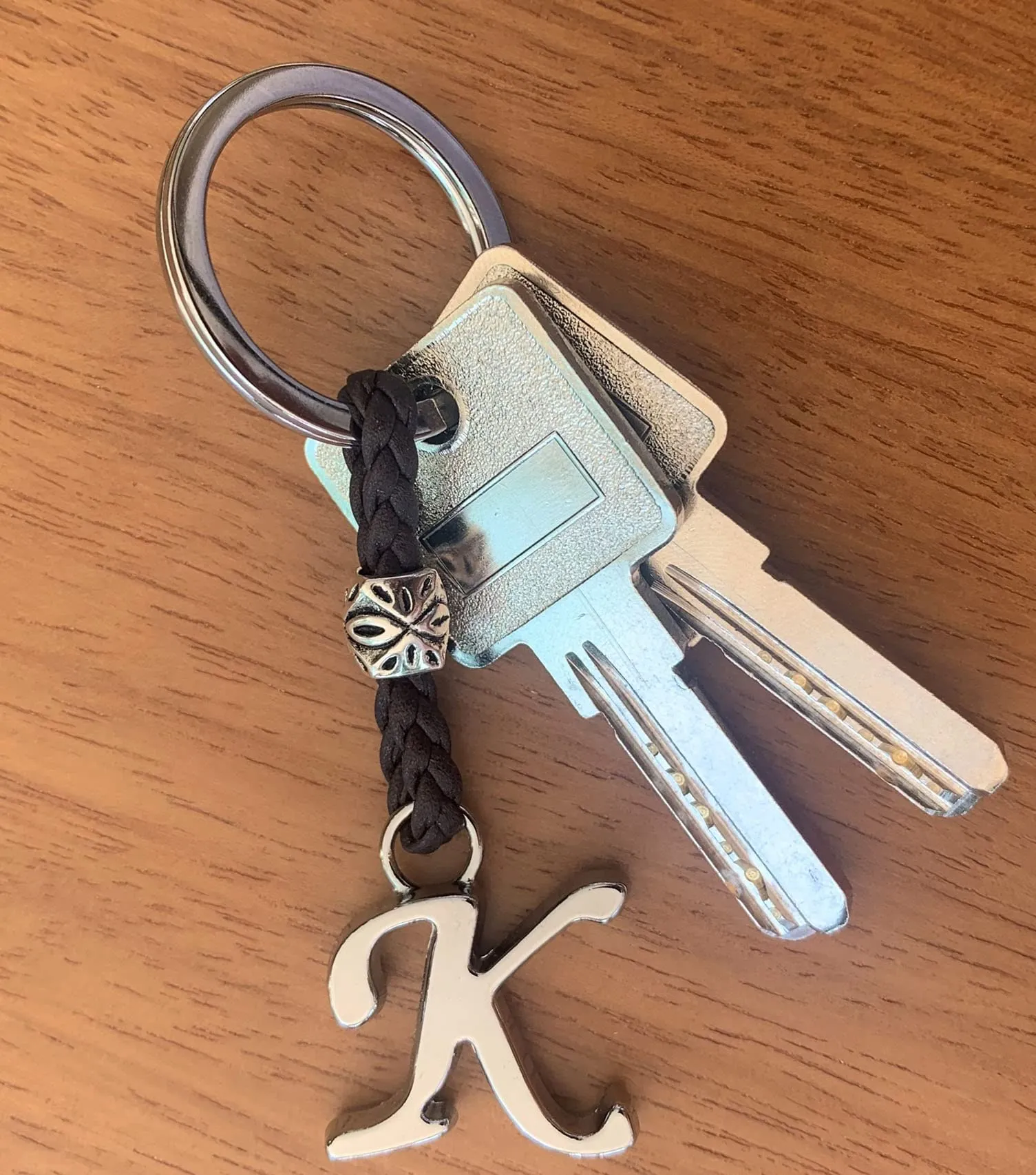 ASTER ALHELÍ Portachiavi Personalizzato in Cuoio con Iniziale e Perline in Zama Placcate in Argento - immagine 2