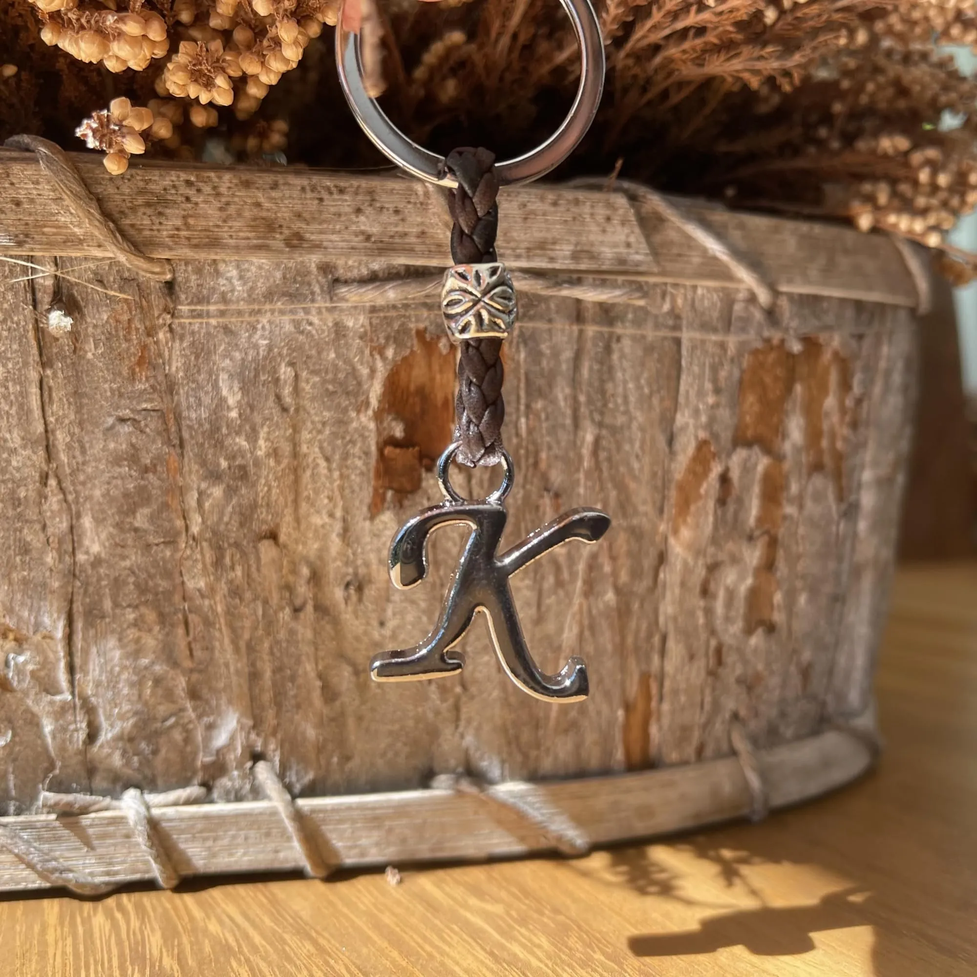 ASTER ALHELÍ Portachiavi Personalizzato in Cuoio con Iniziale e Perline in Zama Placcate in Argento - immagine 3