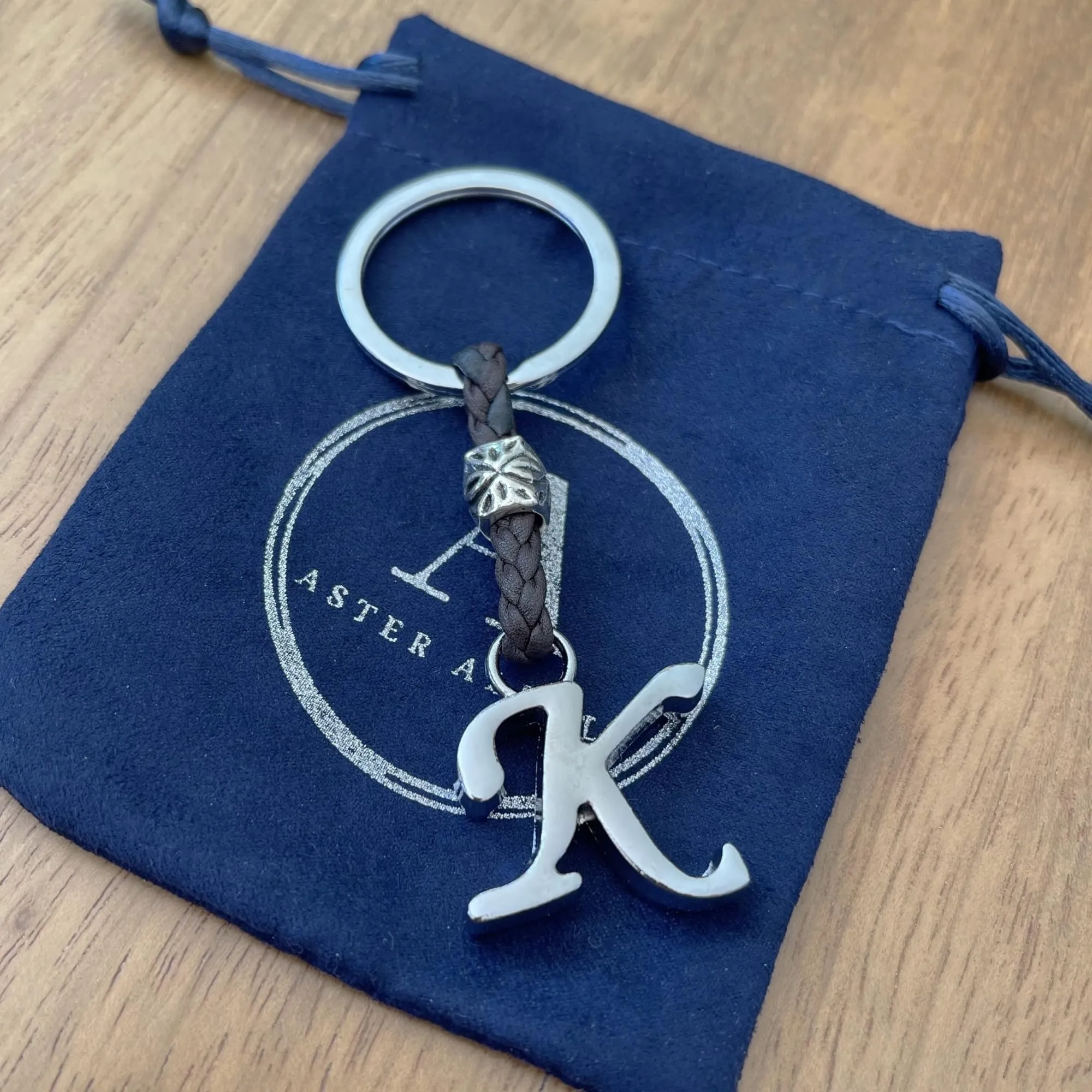 ASTER ALHELÍ Portachiavi Personalizzato in Cuoio con Iniziale e Perline in Zama Placcate in Argento - immagine 4