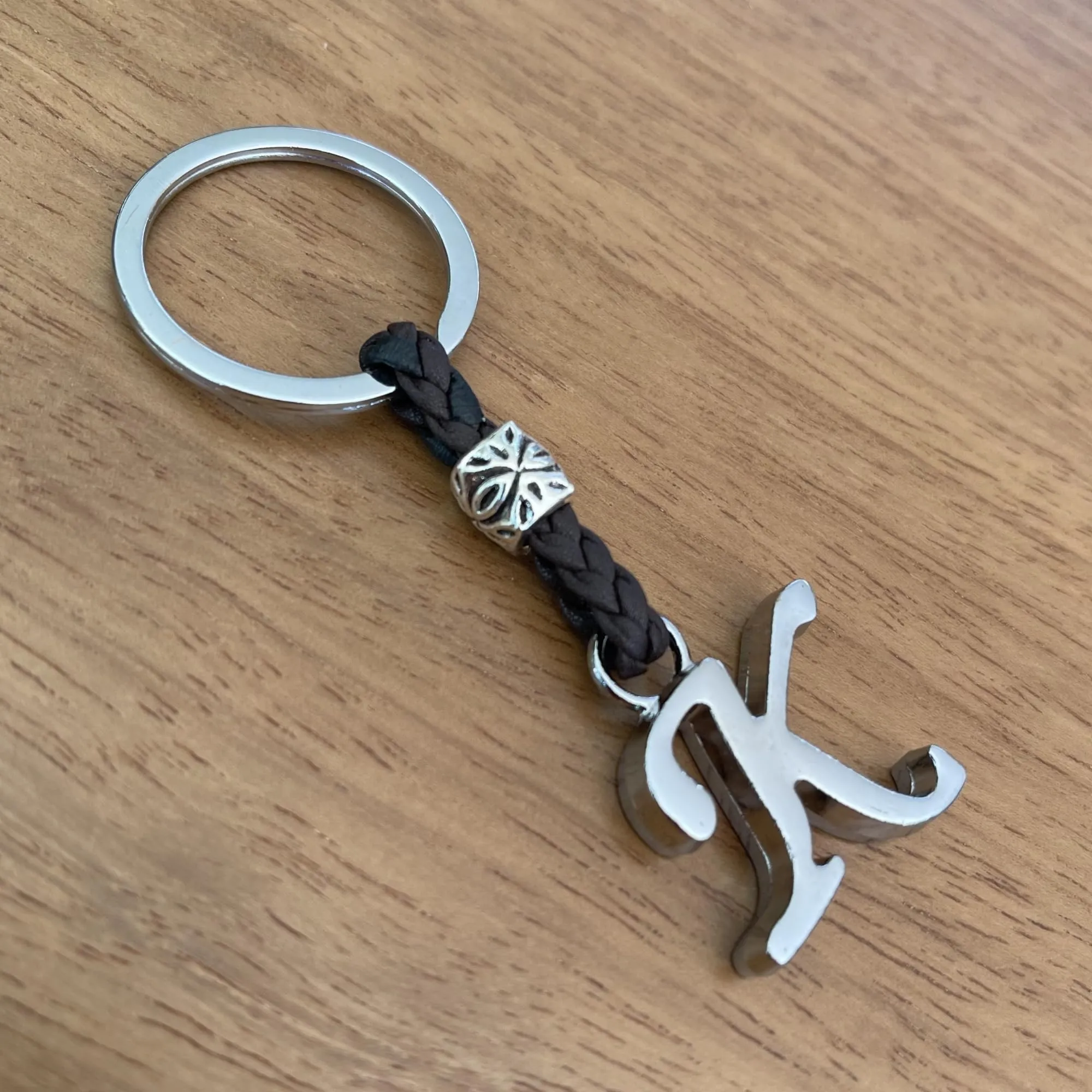 ASTER ALHELÍ Portachiavi Personalizzato in Cuoio con Iniziale e Perline in Zama Placcate in Argento - immagine 6
