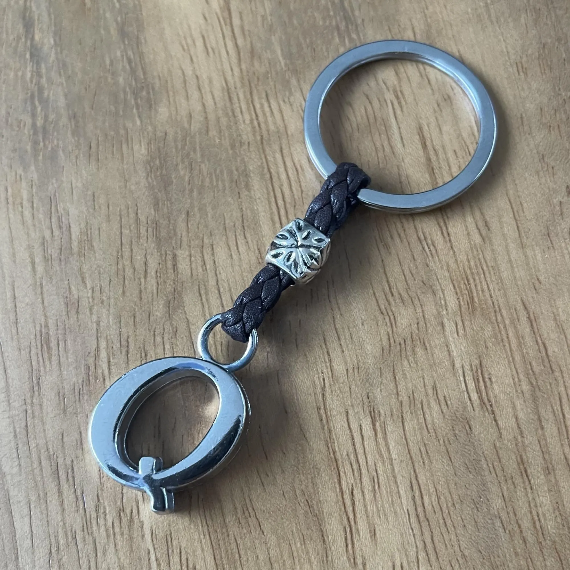 ASTER ALHELÍ Portachiavi in Cuoio Personalizzato con Iniziale e Perline in Zama Placcate in Argento - immagine 2