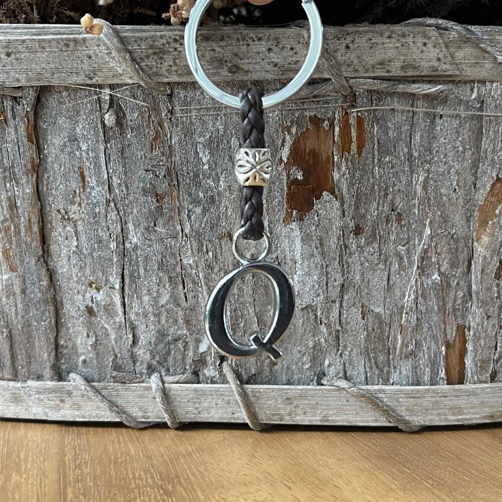 ASTER ALHELÍ Portachiavi in Cuoio Personalizzato con Iniziale e Perline in Zama Placcate in Argento - immagine 4