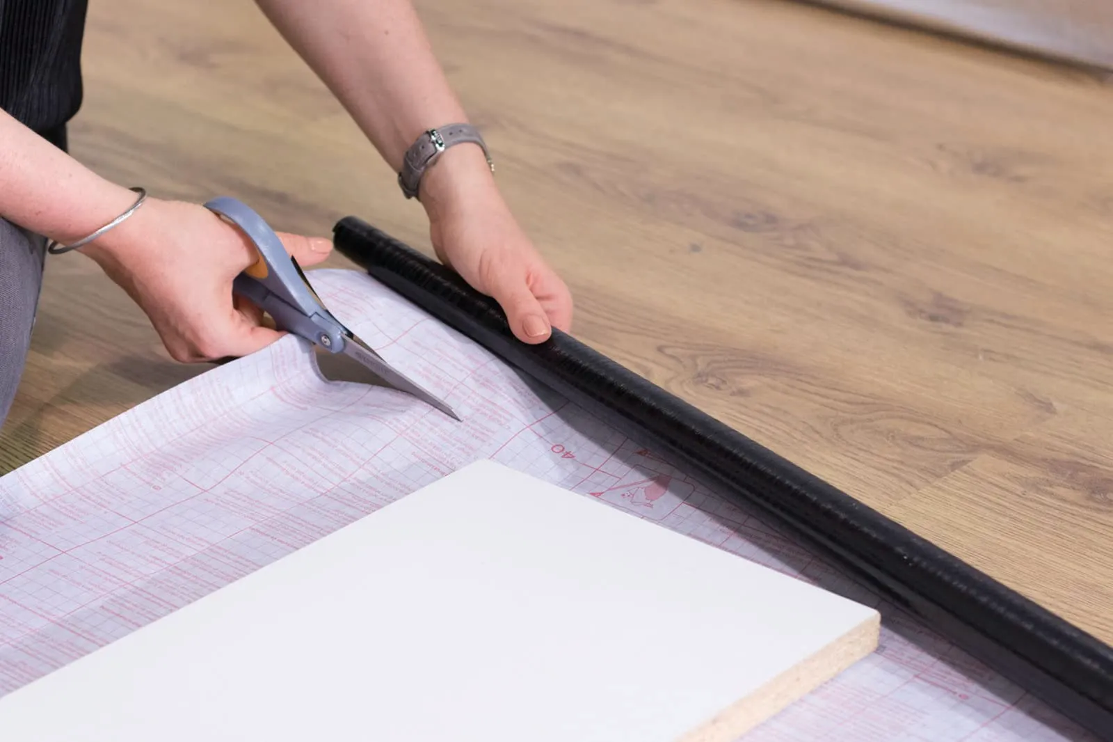d-c-fix Pellicola Adesiva per Mobili, Legno Nero, 90 cm x 2,1 m - immagine 5