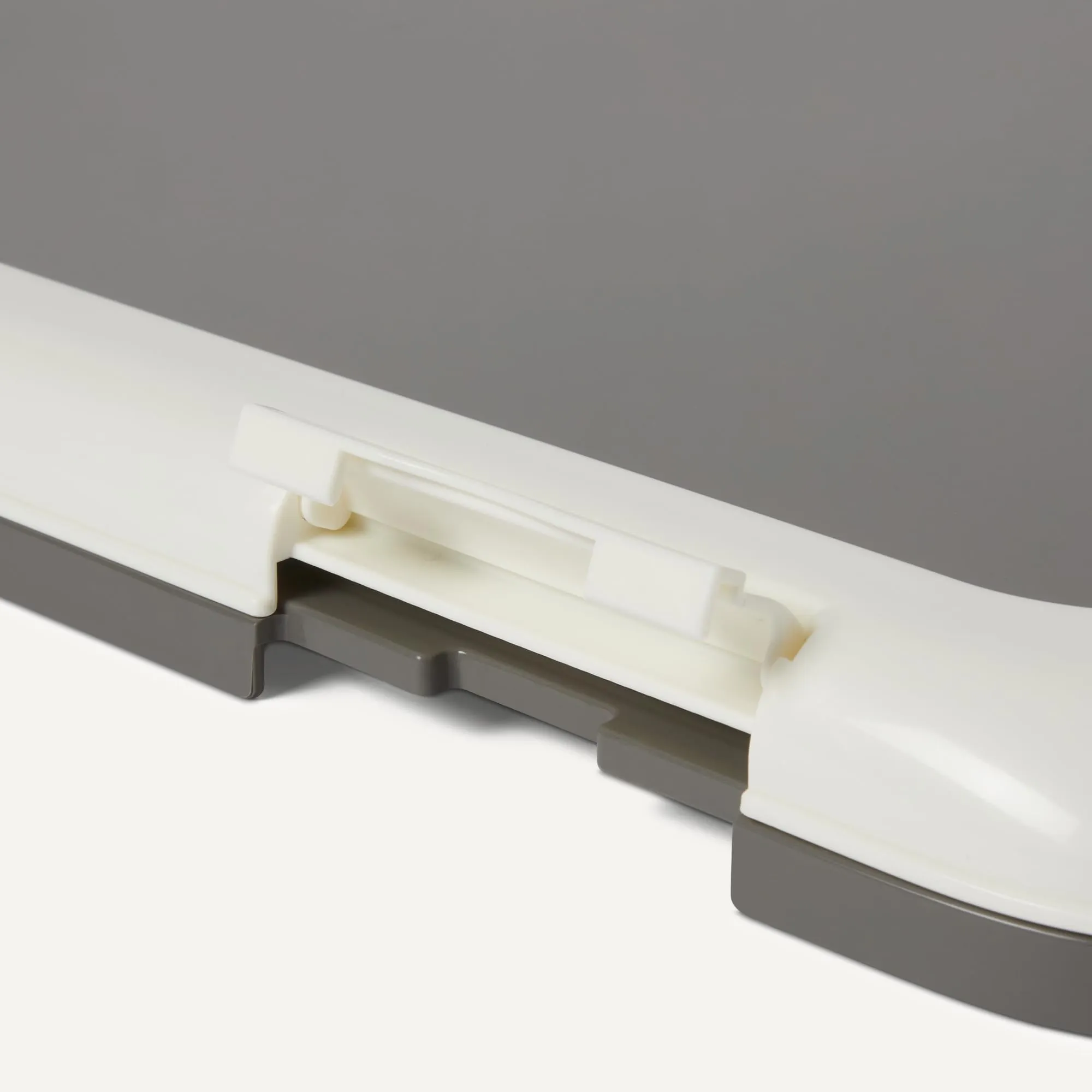 Amazon Basics Supporto per Tappetini Igienici da Addestramento per Cani, 55,9 cm, S, Bianco e Antracite - immagine 3