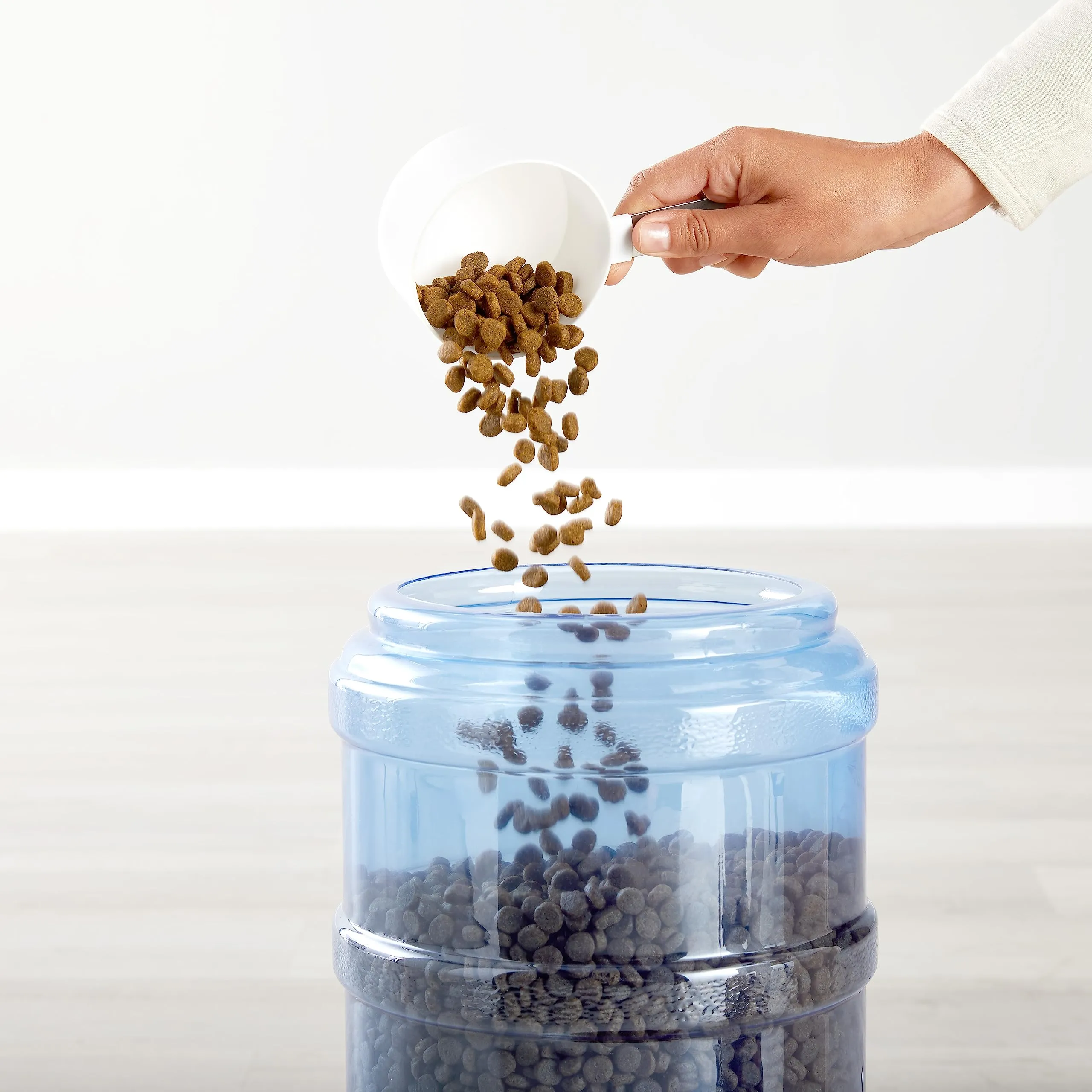 Amazon Basics Dosatore di Cibo (5,44 kg) e Acqua (9,46 l) per Animali Domestici, Misura Grande - immagine 3