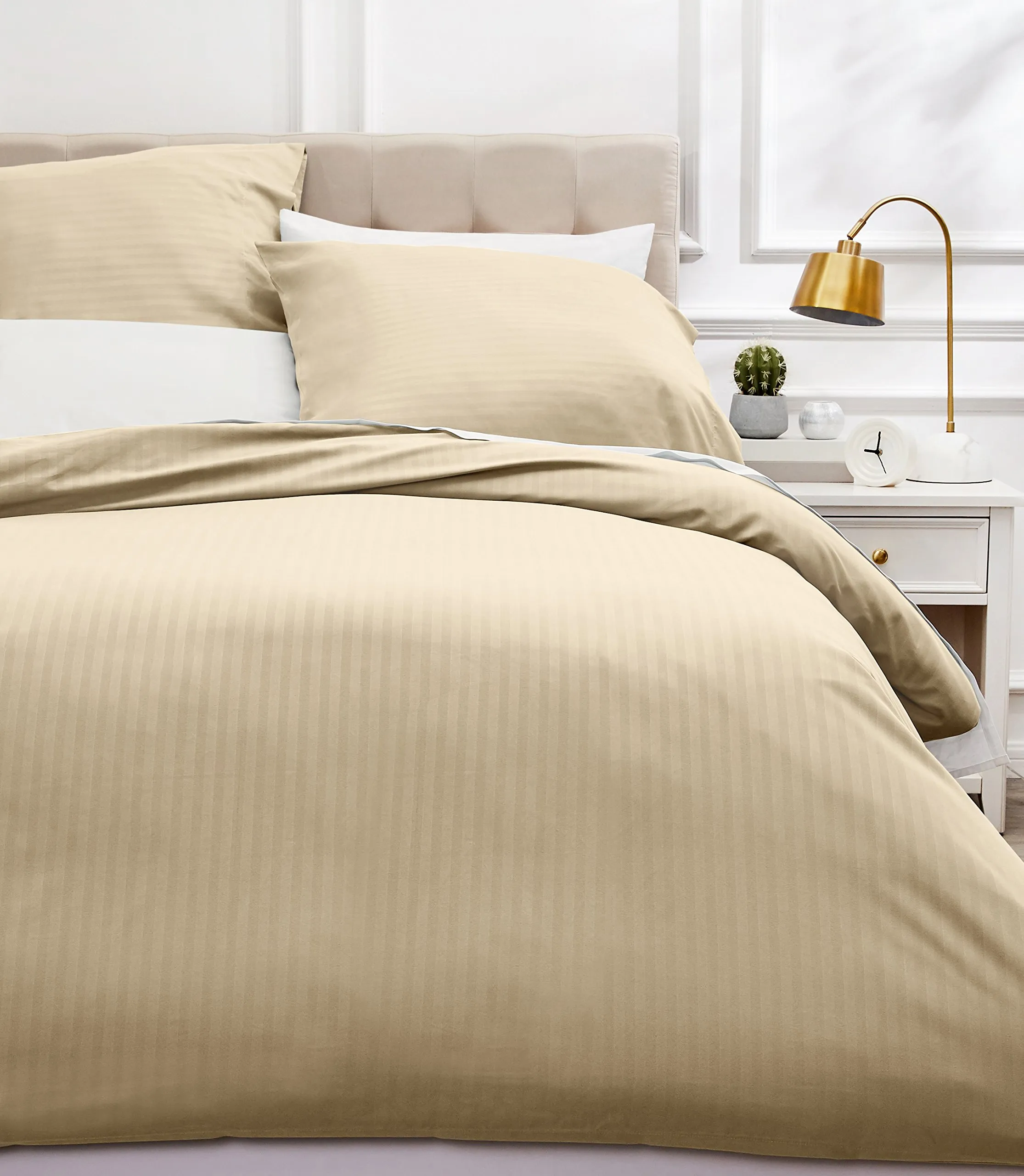 Amazon Basics Set Copripiumino Matrimoniale in Microfibra, 3 Pezzi, 260 x 240 cm e 2 Federe da 65 x 65 cm, Beige a Righe - immagine 1