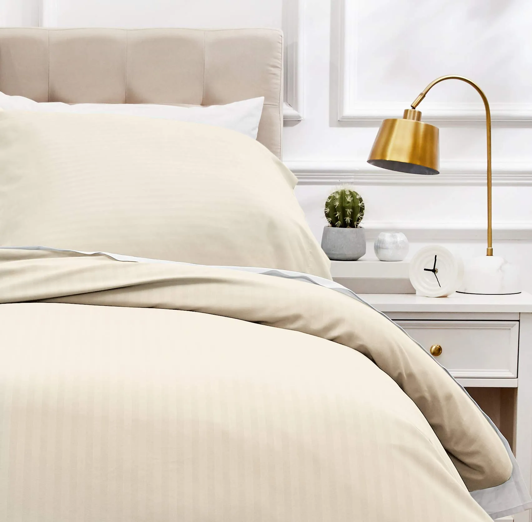 Amazon Basics Set Copripiumino Singolo in Microfibra, 2 Pezzi, 135 x 200 cm e Federa 80 x 80 cm, Beige a Righe - immagine 1
