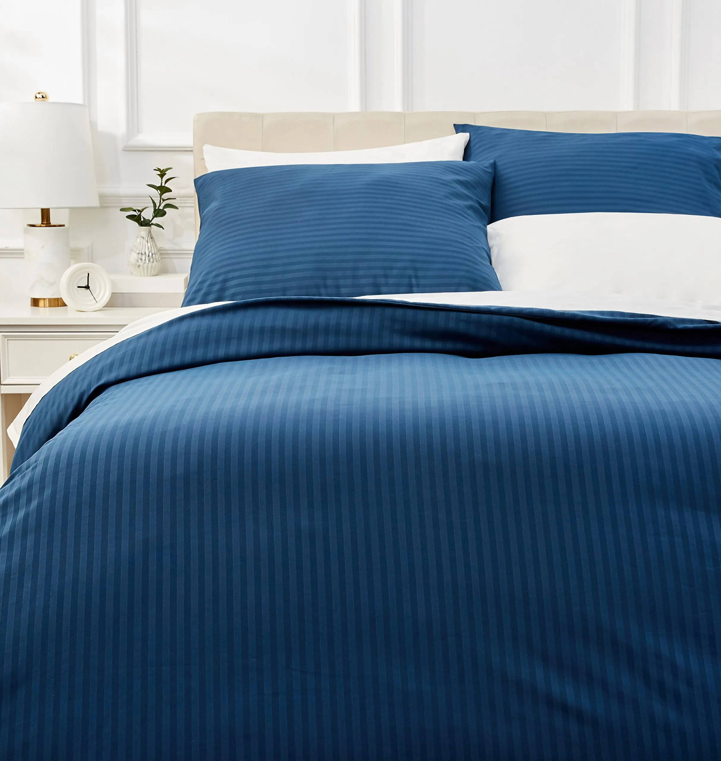 Amazon Basics Set Copripiumino Matrimoniale in Microfibra, 3 Pezzi, Blu Navy a Righe, 240 x 220 cm e 2 Federe 65 x 65 cm - immagine 1