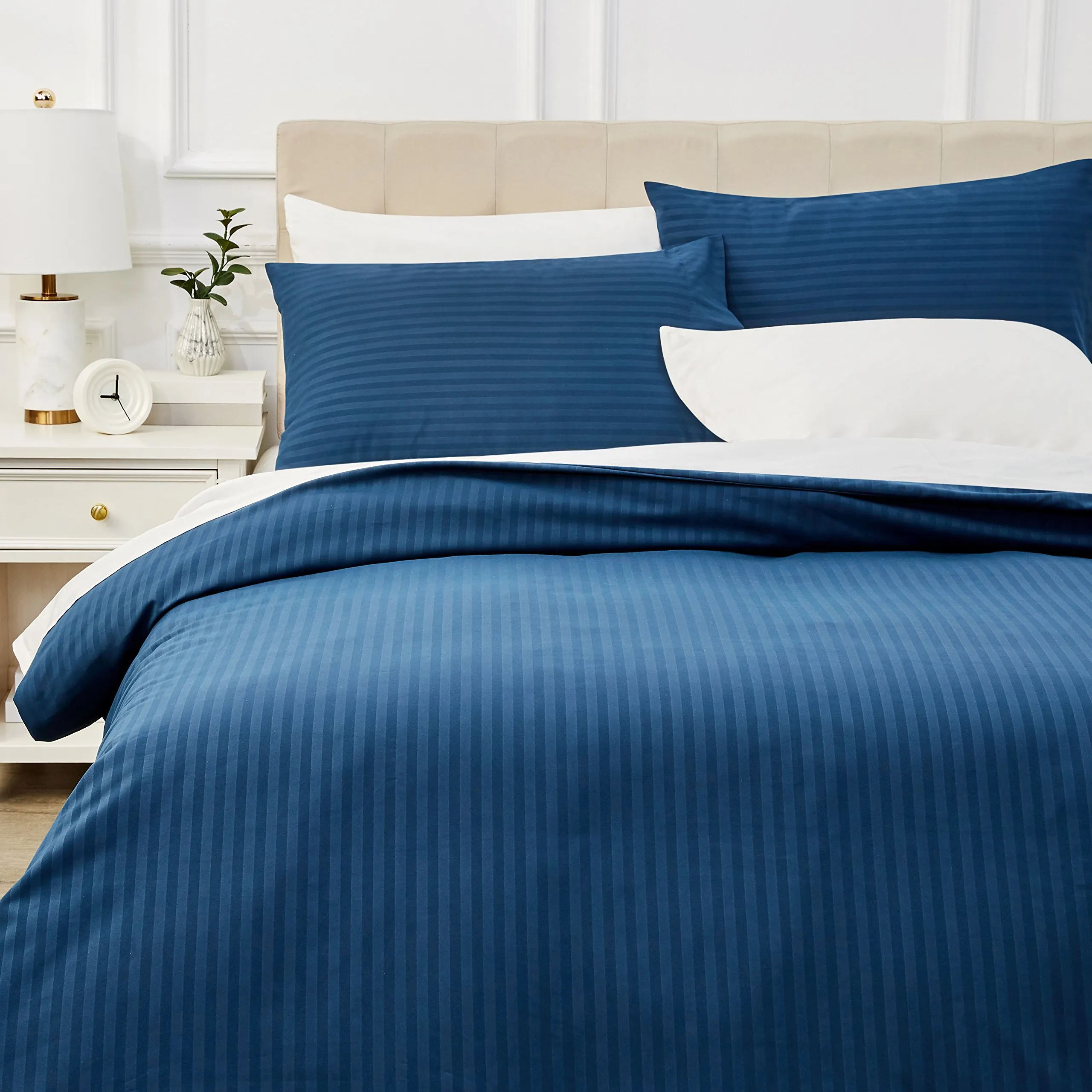 Amazon Basics Set Copripiumino Una Piazza e Mezza in Microfibra, 3 Pezzi, 200 x 200 cm e 2 Federe 50 x 80 cm, Blu Navy a Righe - immagine 1