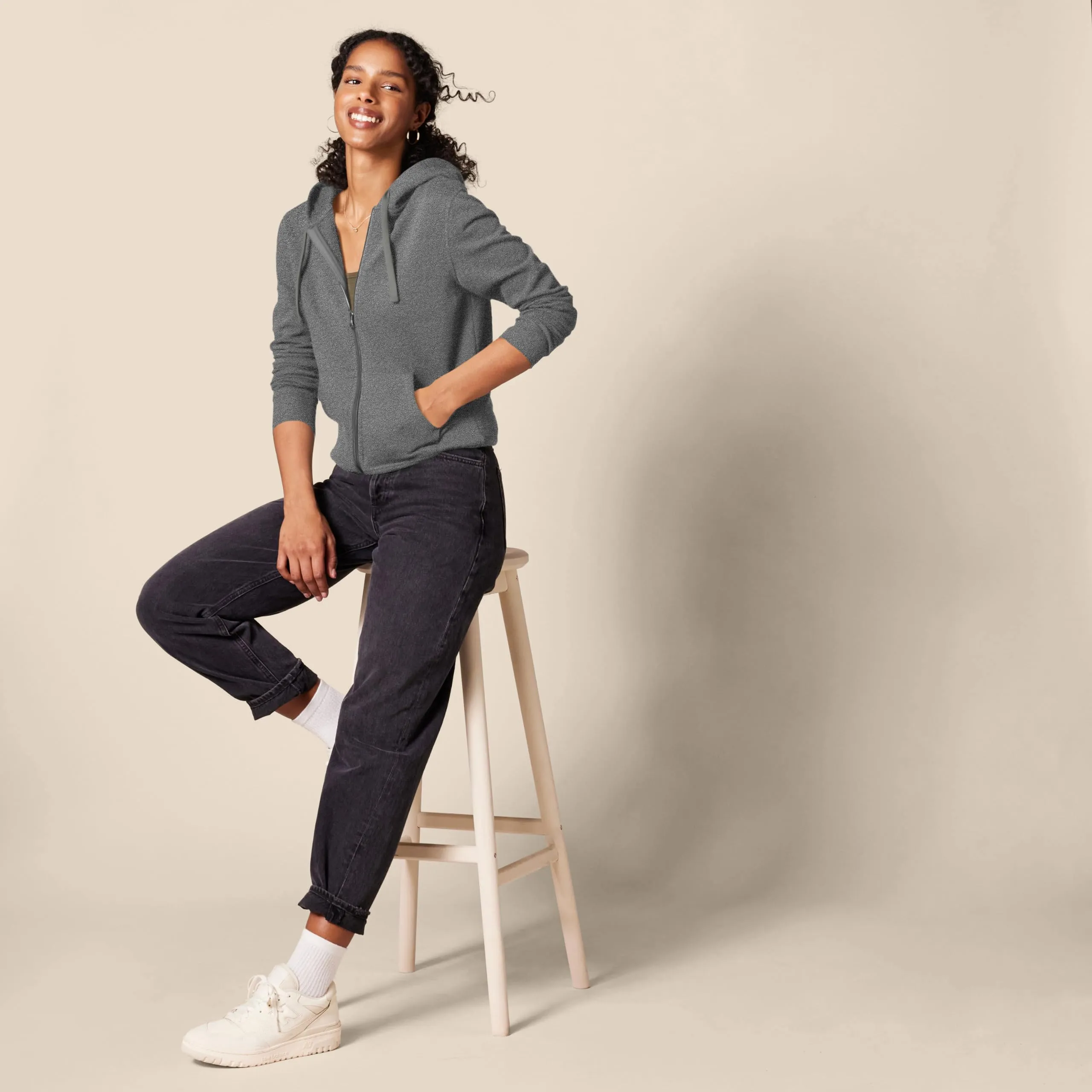 Amazon Essentials Felpa con cappuccio e cerniera in pile Donna, Grigio Scuro Puntinato, XL - immagine 5