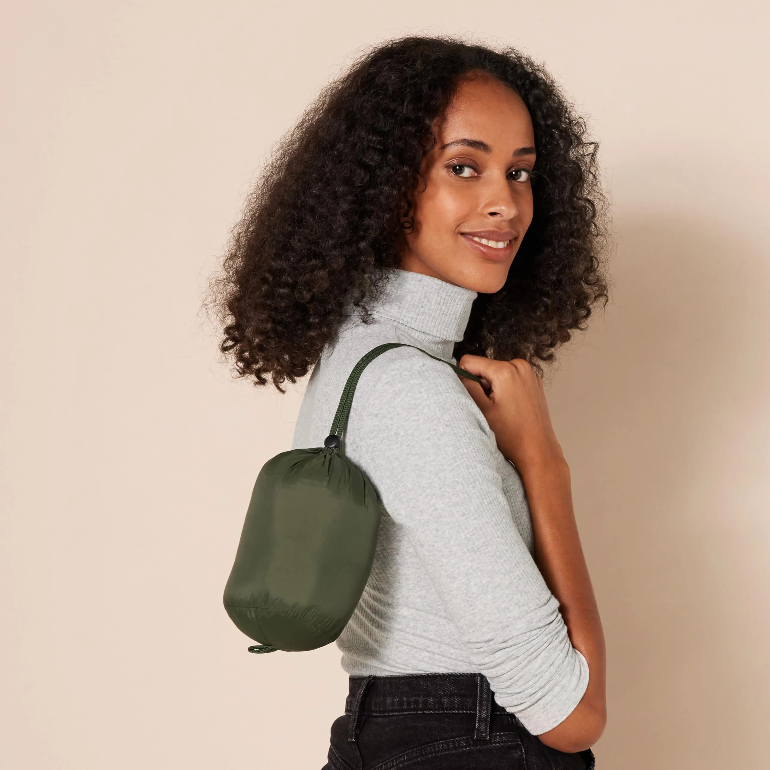 Amazon Essentials Piumino leggero resistente all'acqua ripiegabile Donna, Verde Oliva Scuro, S - immagine 4