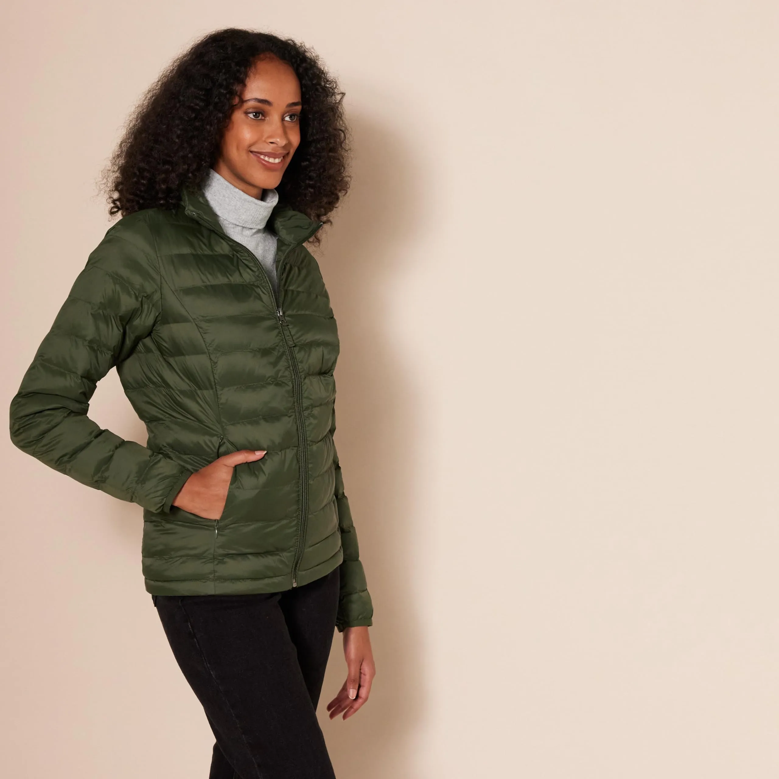 Amazon Essentials Piumino Leggero Resistente all'Acqua Ripiegabile Donna, Verde Oliva Scuro, L - immagine 2