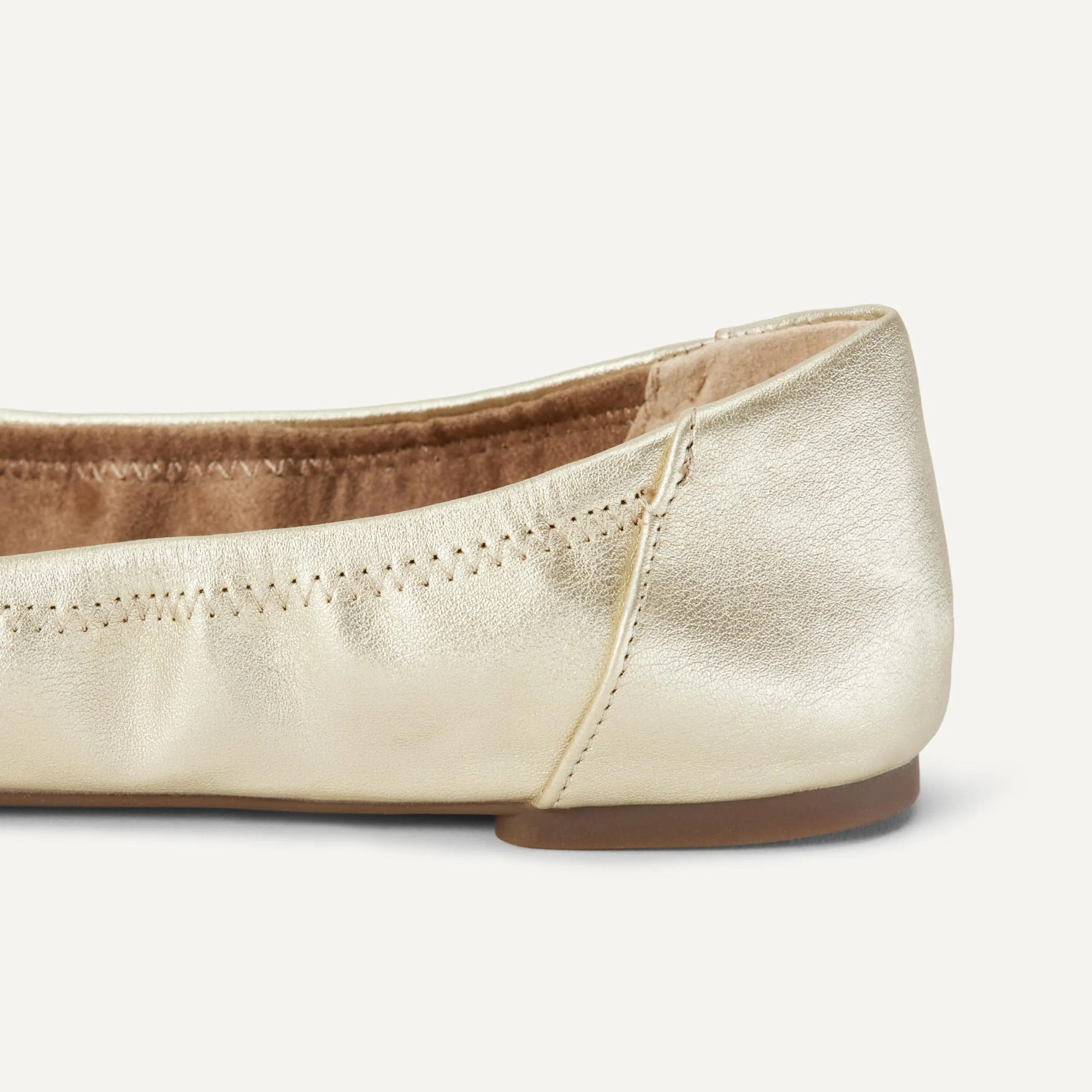 Amazon Essentials Ballerine Slip-on Donna, Oro, 40 EU Larga - immagine 5