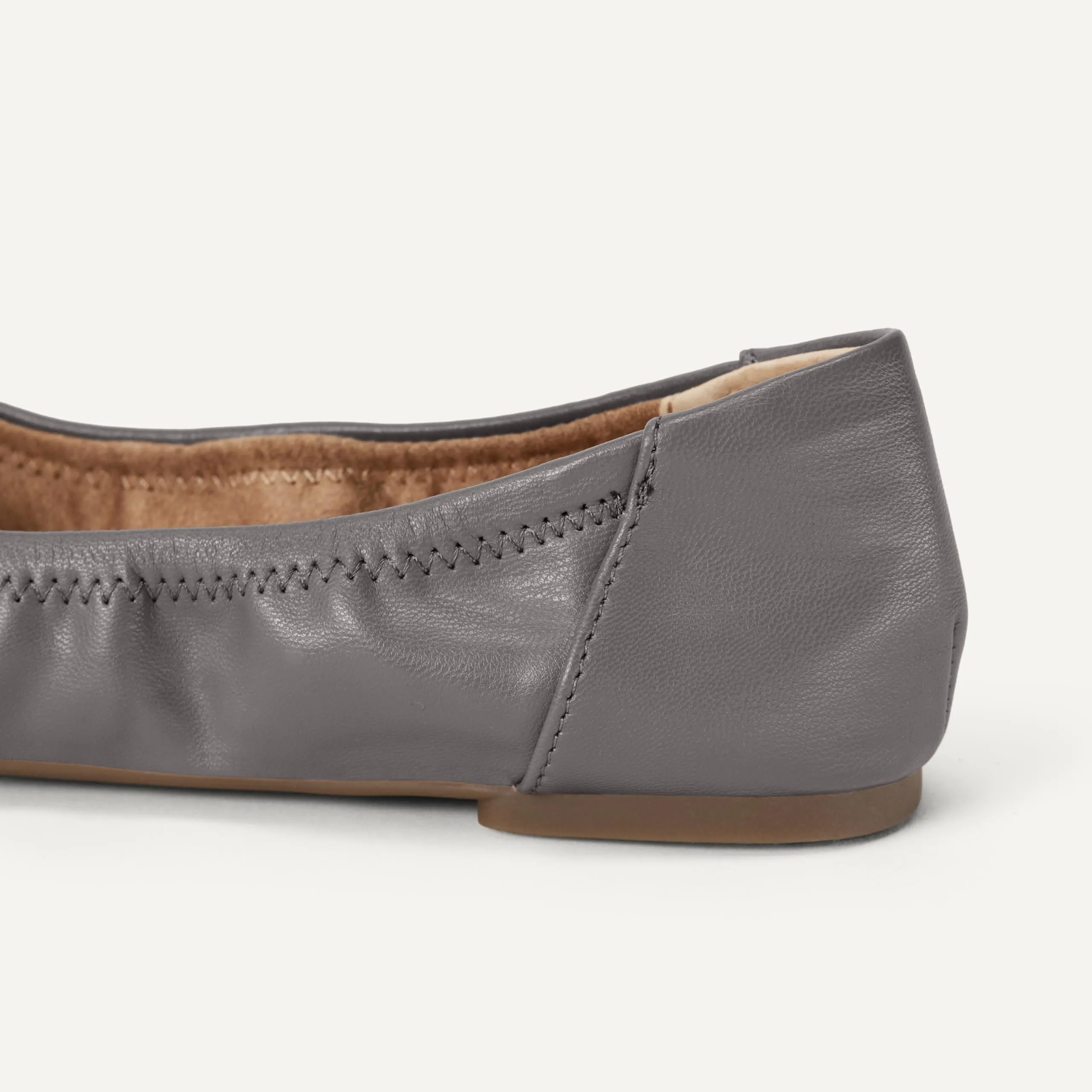 Amazon Essentials Ballerine Slip-on Donna, Carbone, 41 EU - immagine 5