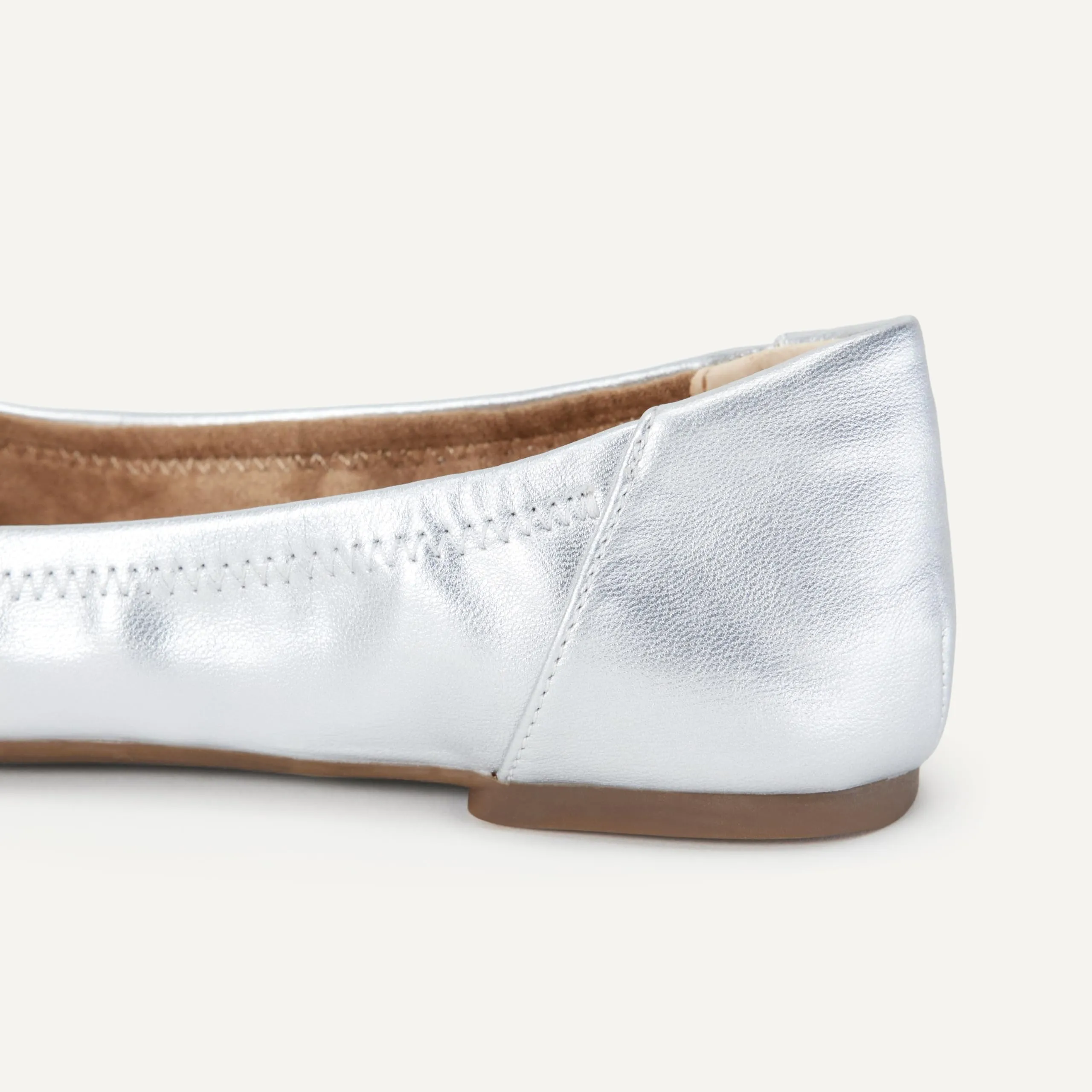 Amazon Essentials Ballerine Slip-on Donna, Argento, 39.5 EU - immagine 5
