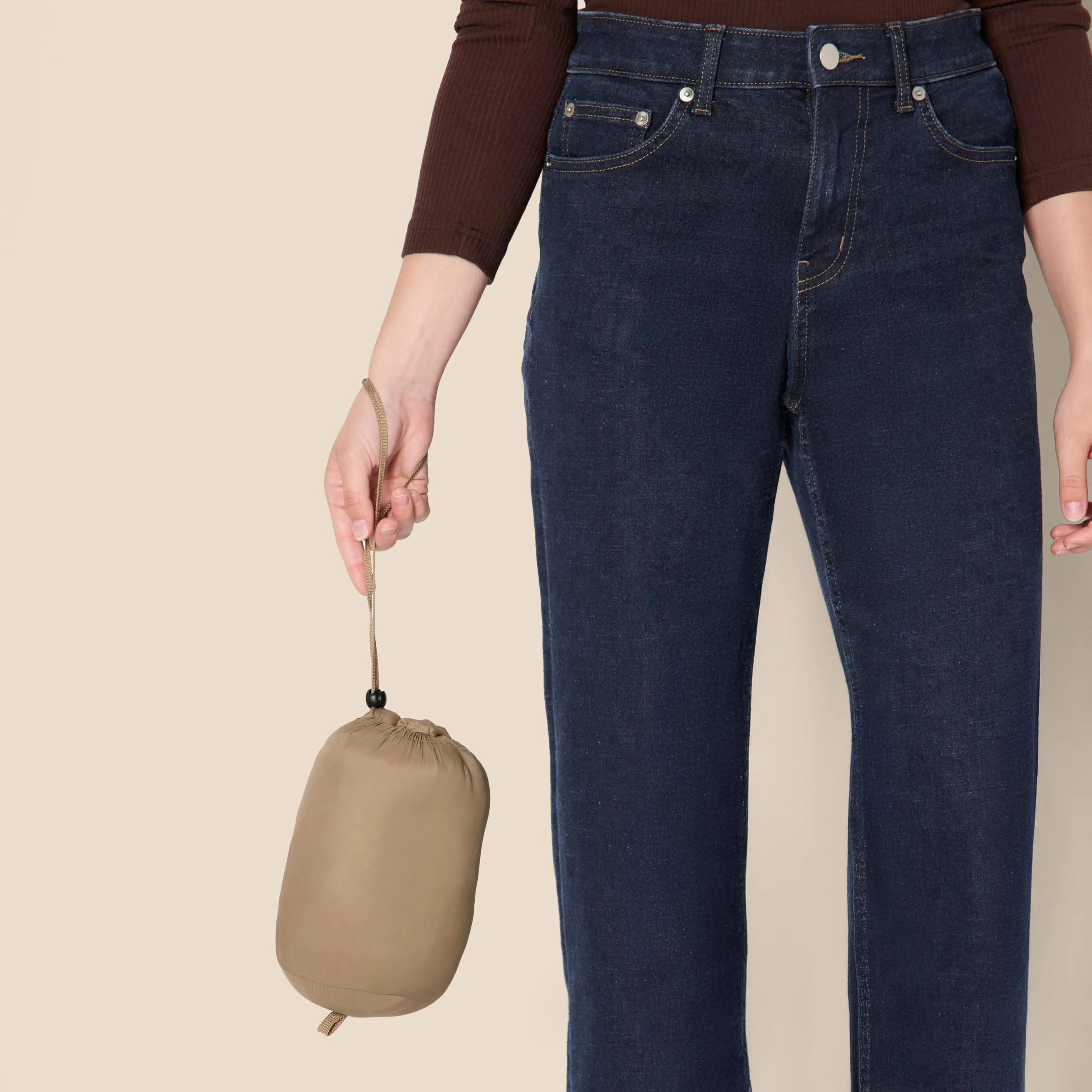 Amazon Essentials Piumino Leggero Resistente all'Acqua Ripiegabile Donna, Marrone Cenere, S - immagine 4