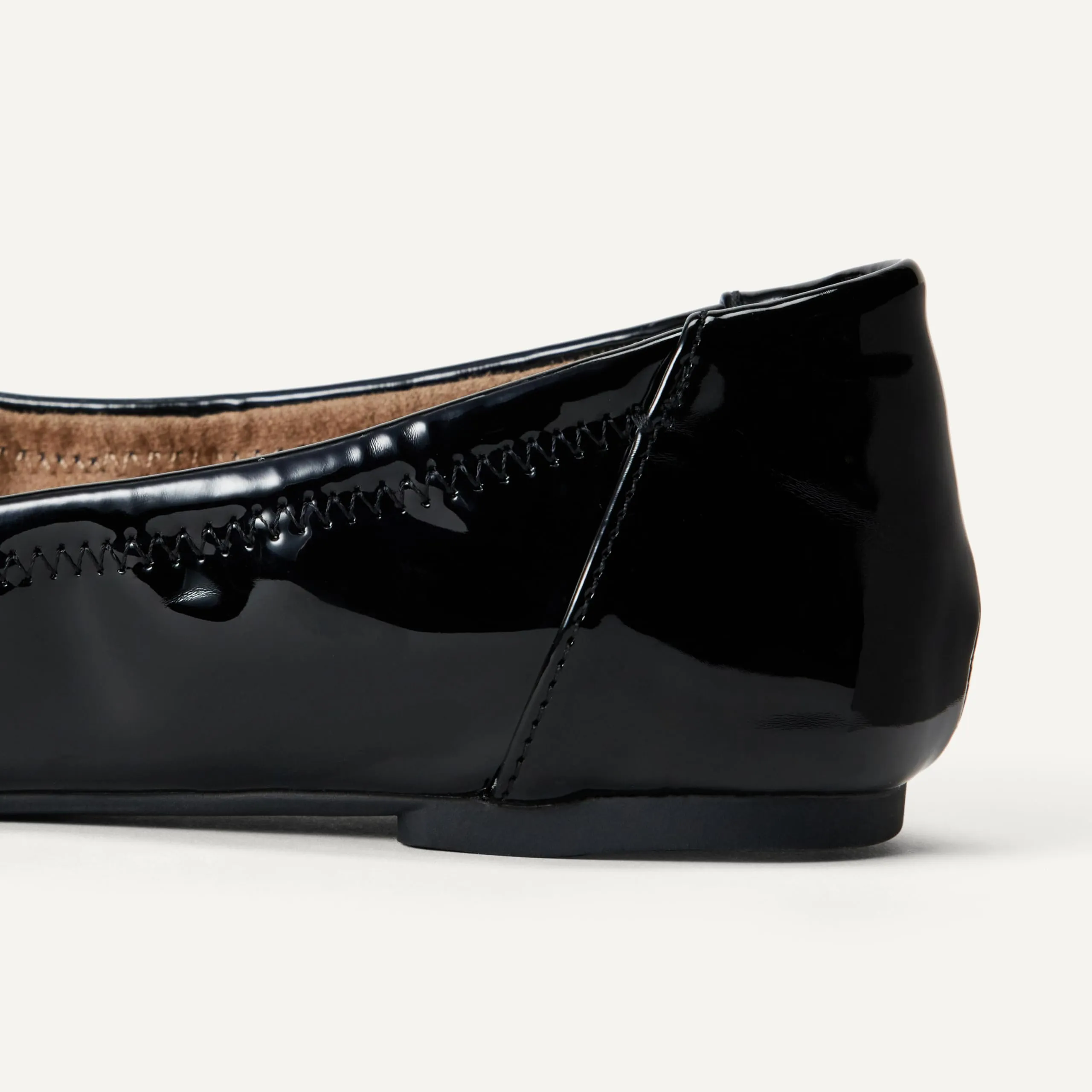 Amazon Essentials Ballerine Slip-on Donna, Nero Pelle Verniciata, 44.5 EU Larga - immagine 5