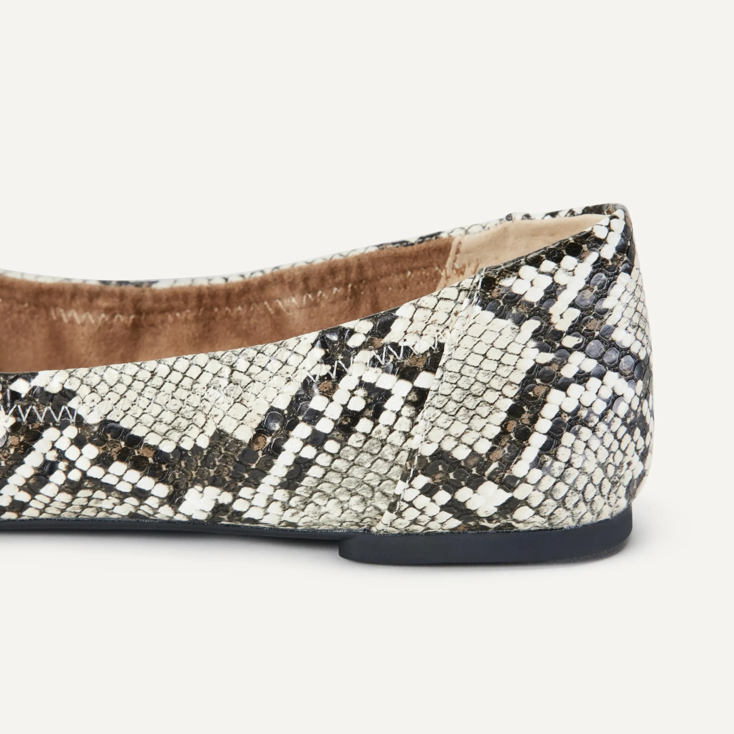 Amazon Essentials Ballerine Slip-on Donna, Bianco Nero Ecopelle Di Serpente, 47 EU - immagine 6