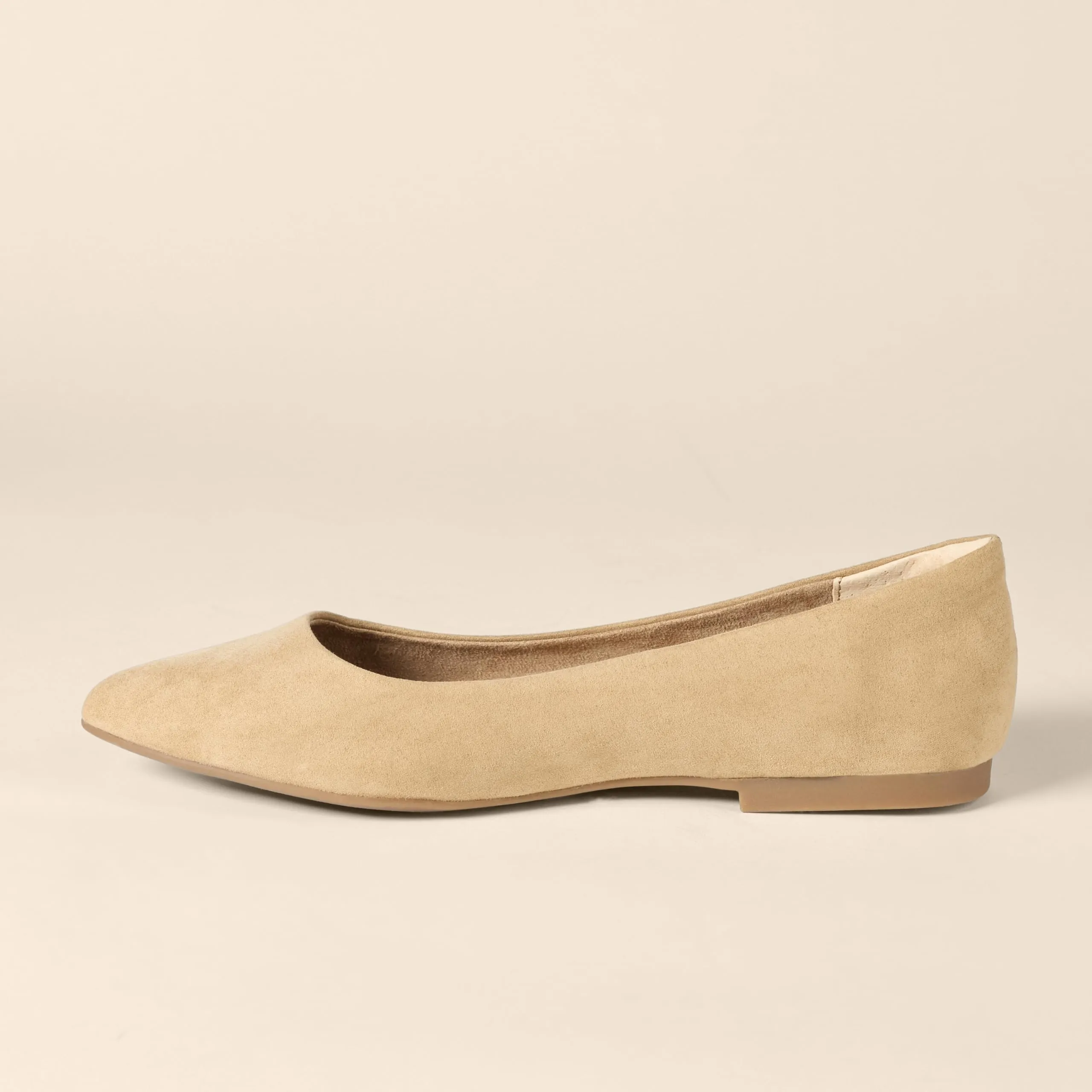 Amazon Essentials Ballerine da donna a punta in microcamoscio, Beige, 40 - immagine 2