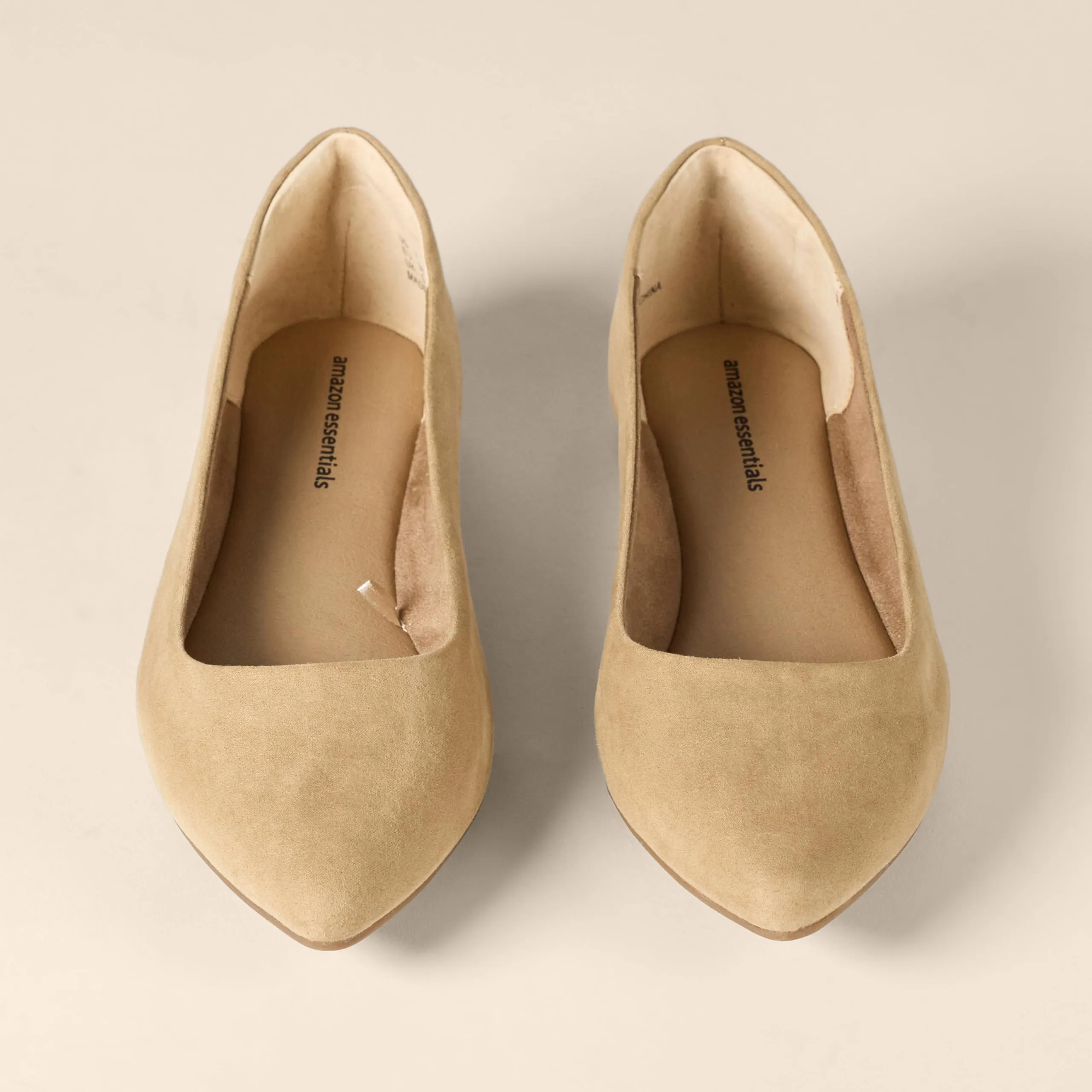 Amazon Essentials Ballerine da donna a punta in microcamoscio, Beige, 40 - immagine 3