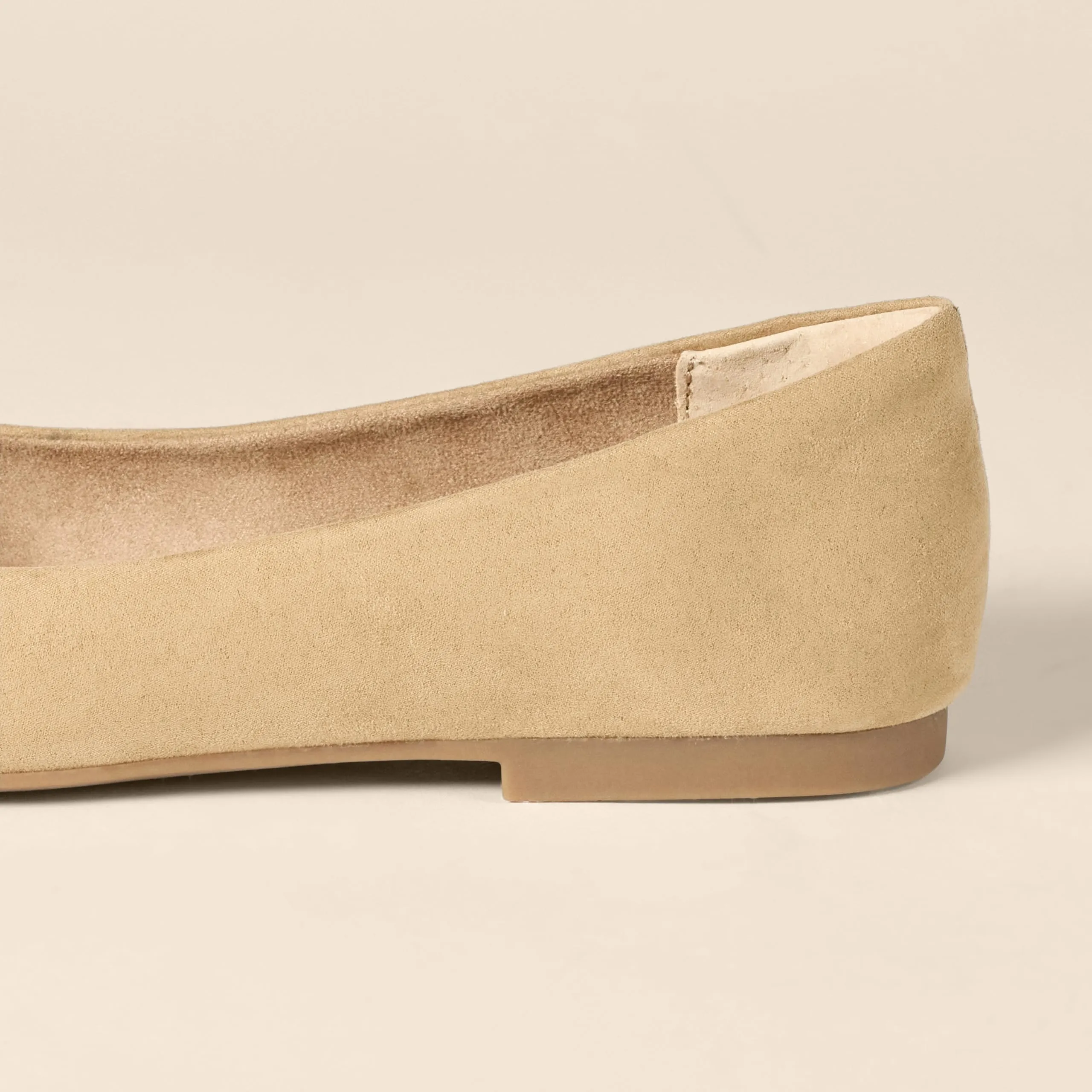 Amazon Essentials Ballerine da donna a punta in microsuede, Beige, 40 - immagine 4