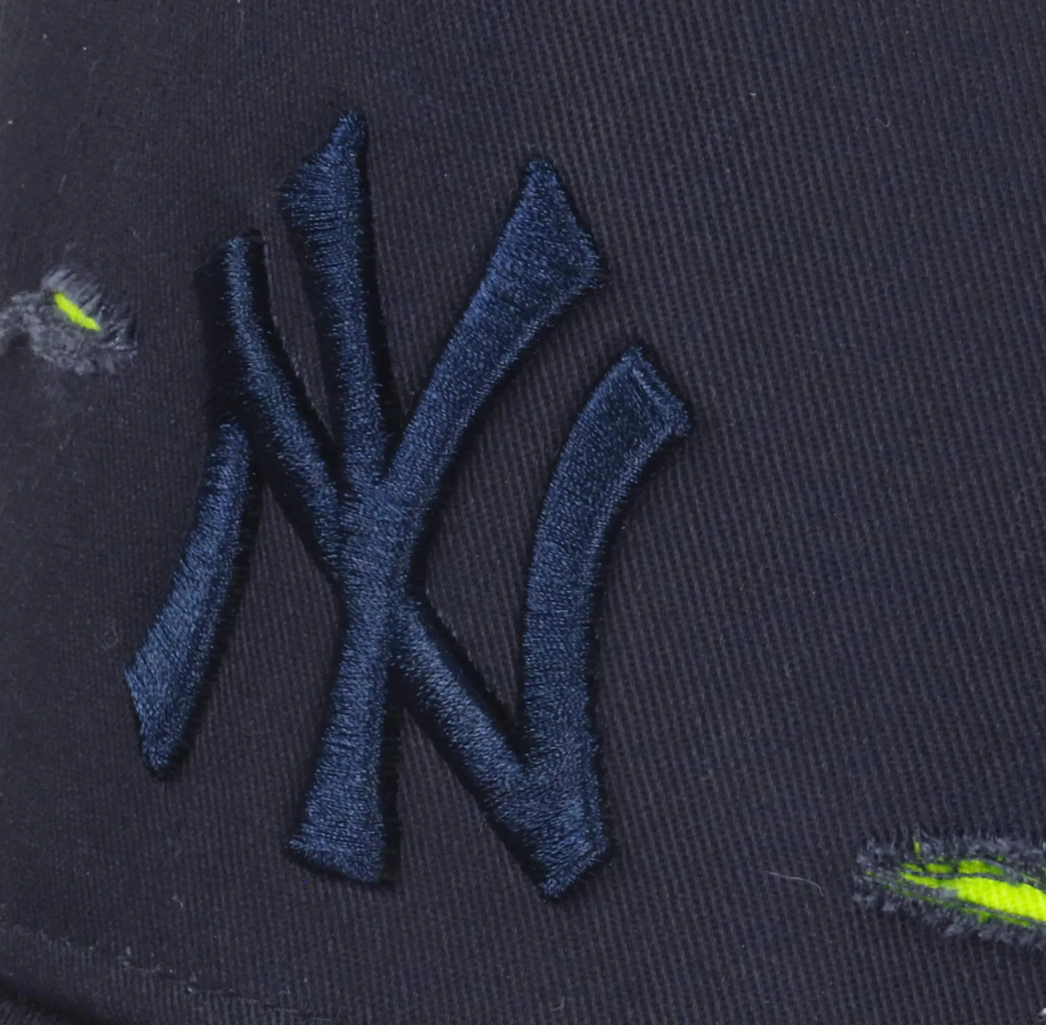 New Era New York Yankees 9Forty A-Frame Adjustable Cap - Distressed Navy/Neon Yellow - One Size - immagine 3