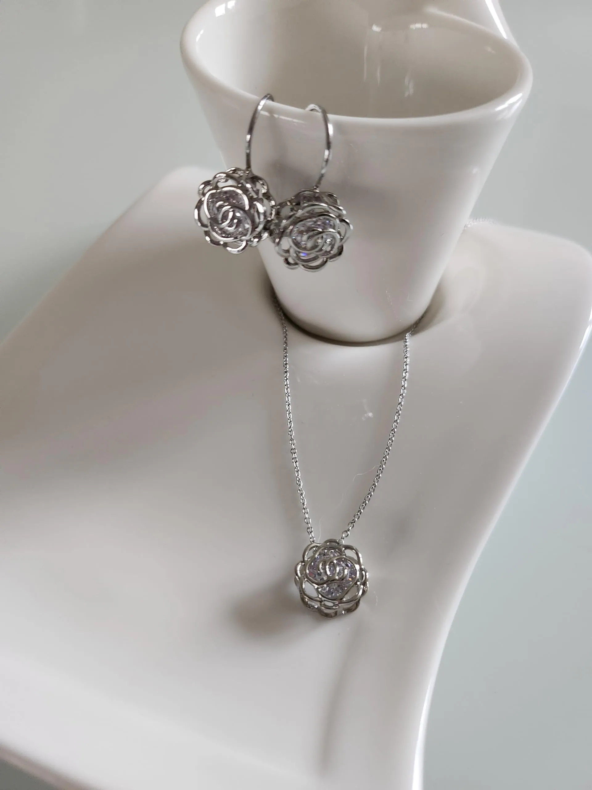 Crystalline Azuria Donna Parure Collana con Ciondolo e Orecchini Monachella, 18ct Placcato Oro Bianco, Fiori Rose e Cristalli, 45 cm - immagine 3