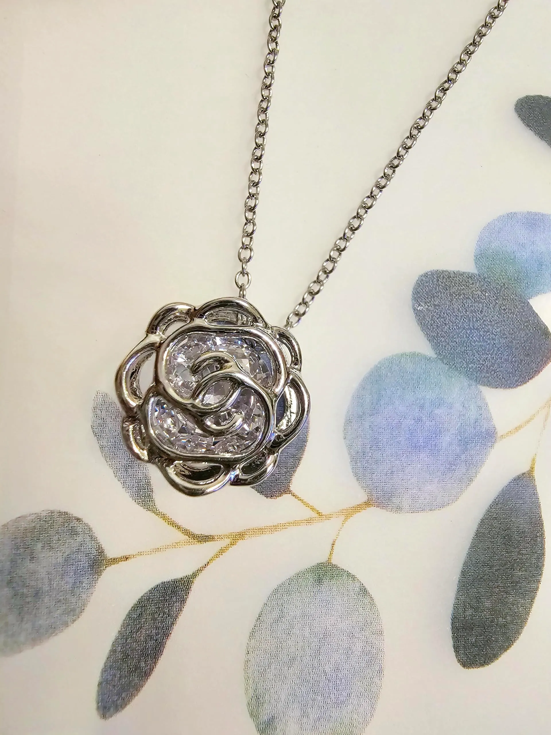 Crystalline Azuria Donna Parure Collana con Ciondolo e Orecchini Monachella, 18ct Placcato Oro Bianco, Fiori Rose e Cristalli, 45 cm - immagine 4