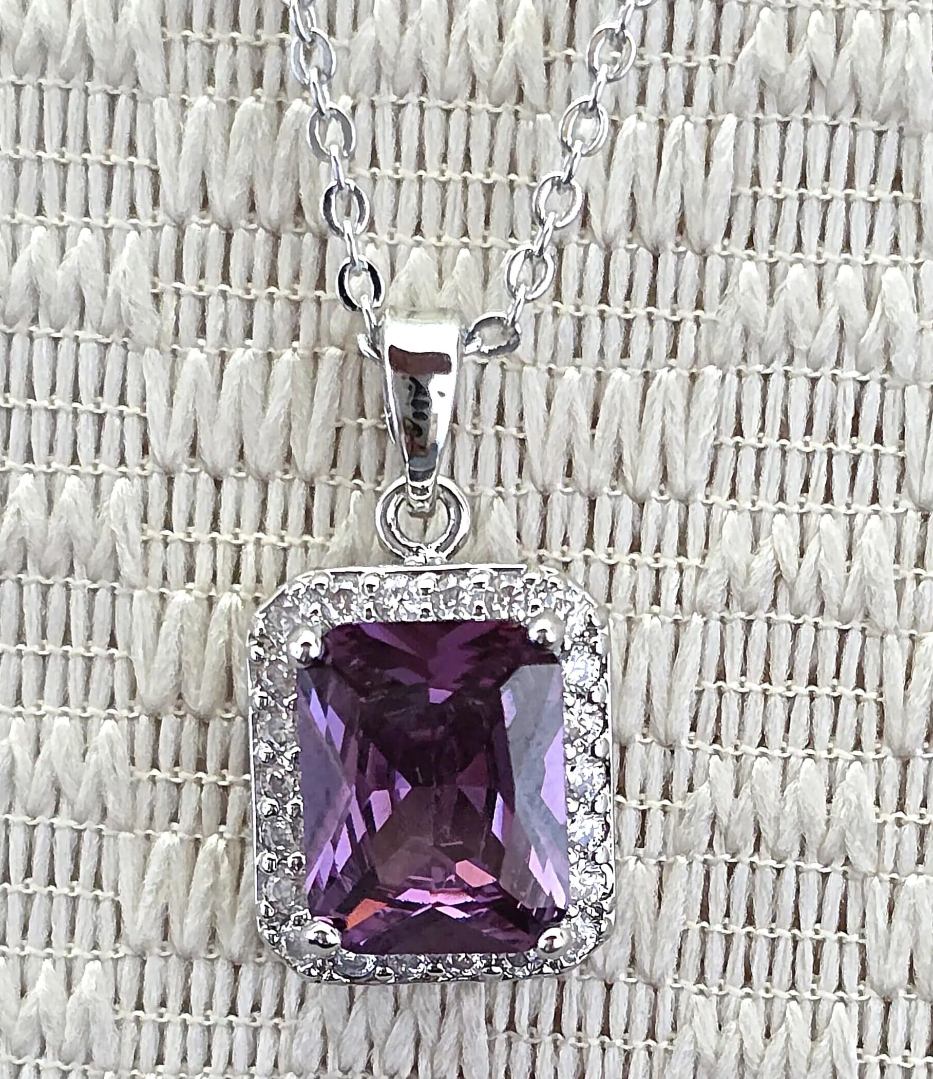 Crystalline Azuria Donna 18ct Placcato Oro Bianco Parure con Cristalli di Zirconi Viola, Collana con Ciondolo 45 cm e Orecchini a Lobo - immagine 4