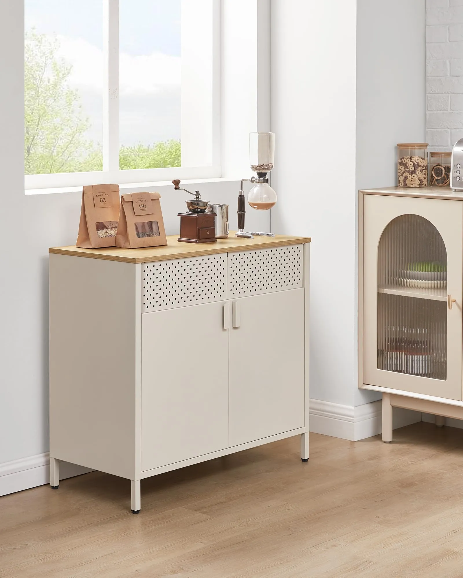 SONGMICS Mobiletto Contenitore Credenza in Metallo, Doppia Anta con Chiusura Magnetica, Ripiani Regolabili, 40 x 80 x 76 cm, Beige Sabbia e Beige Naturale LSC102L01 - immagine 2