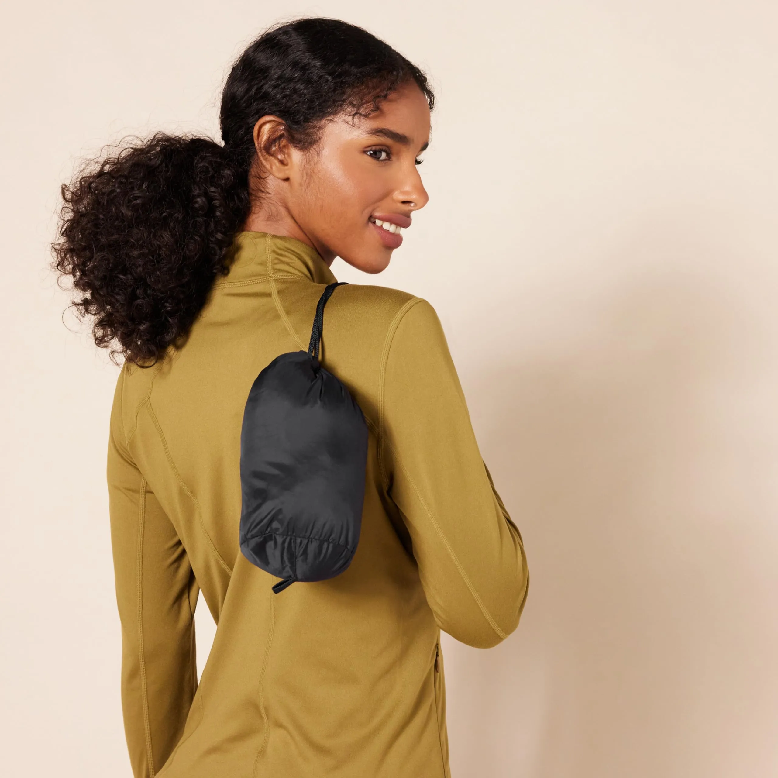 Amazon Essentials Piumino Leggero Resistente all'Acqua Ripiegabile Donna, Nero, 6XL Plus - immagine 4