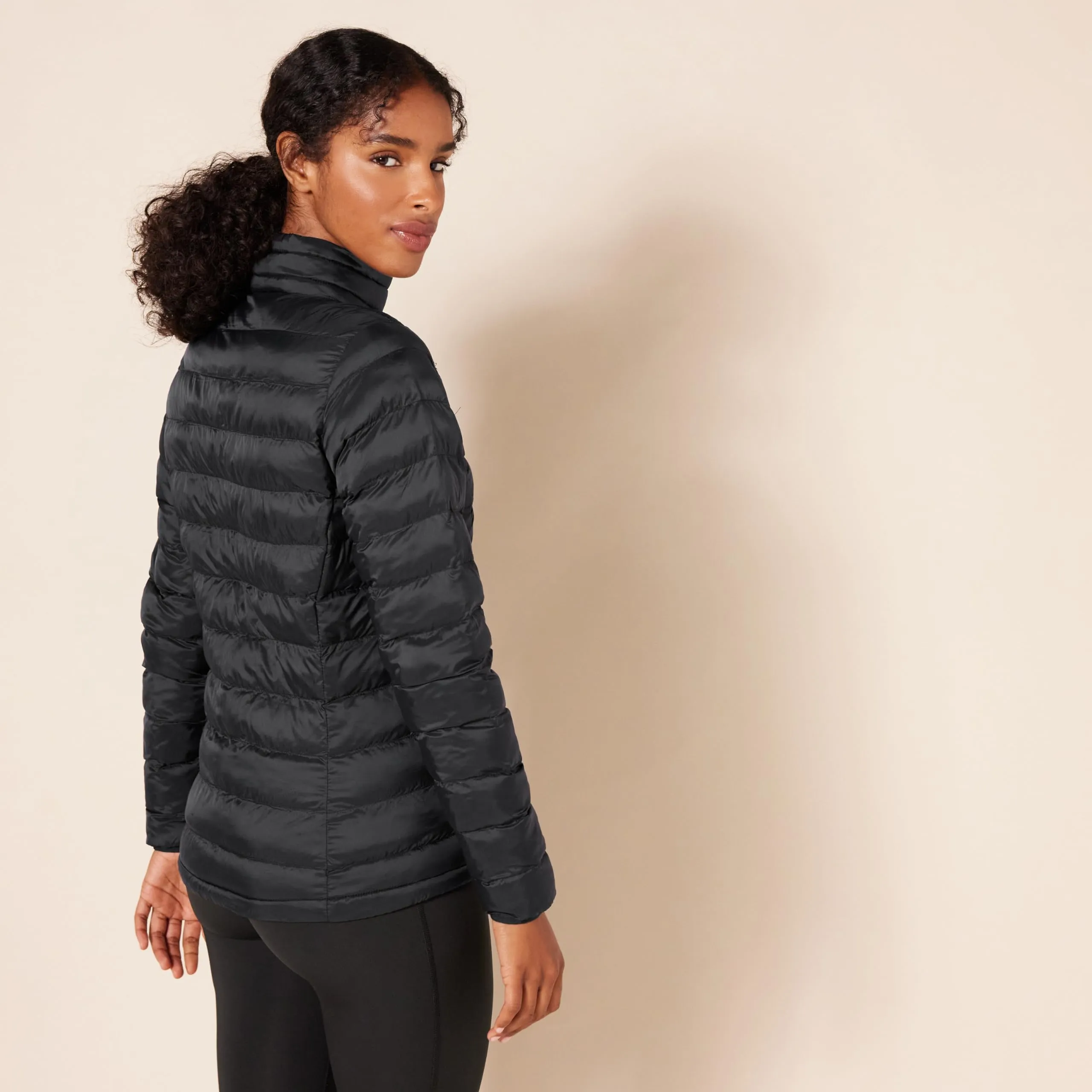 Amazon Essentials Piumino Leggero Resistente all'Acqua Ripiegabile Donna, Nero, 4XL Plus - immagine 3