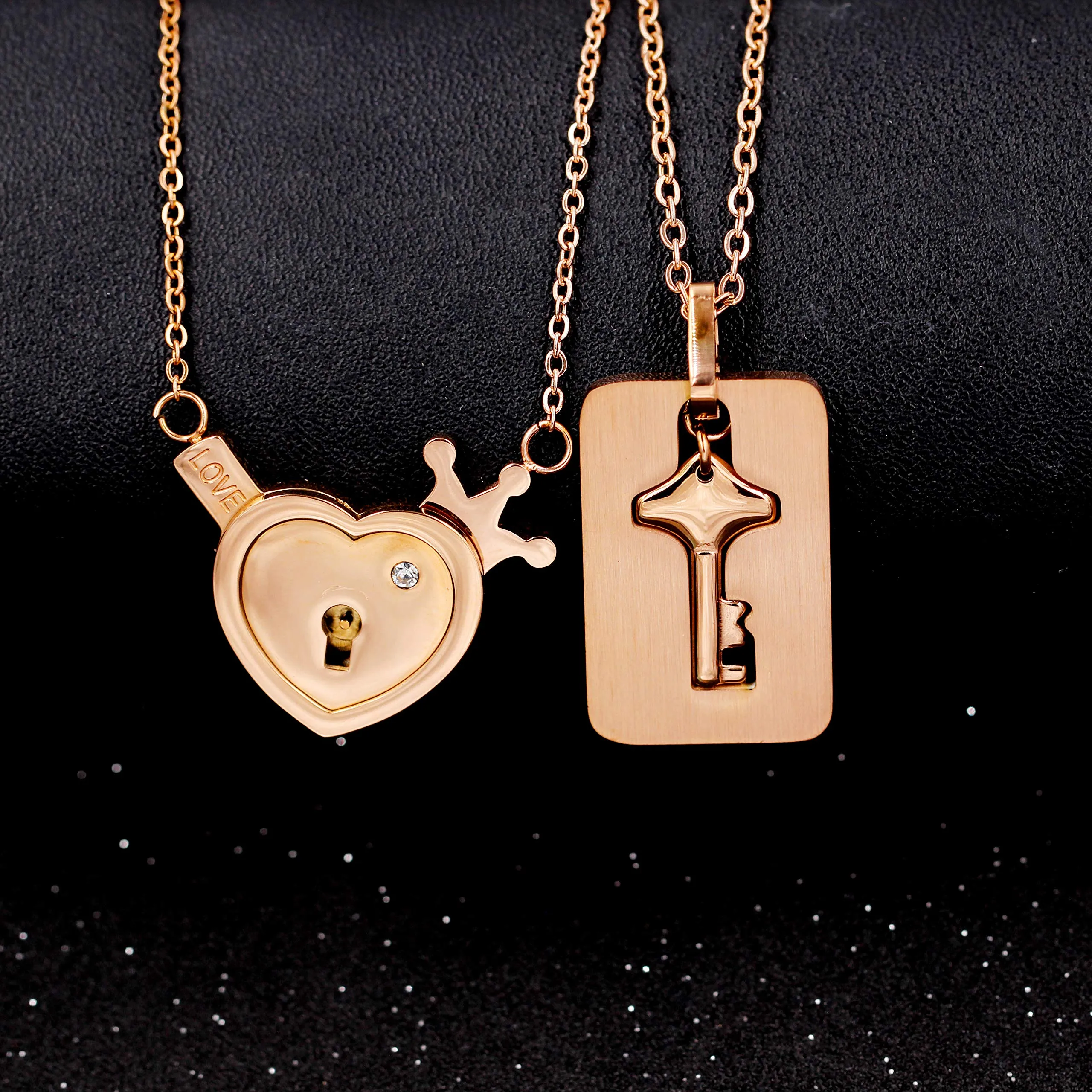 Uloveido Set di Collane con Ciondolo Chiave e Lucchetto a Cuore Placcato Oro Rosa per Coppia - immagine 3