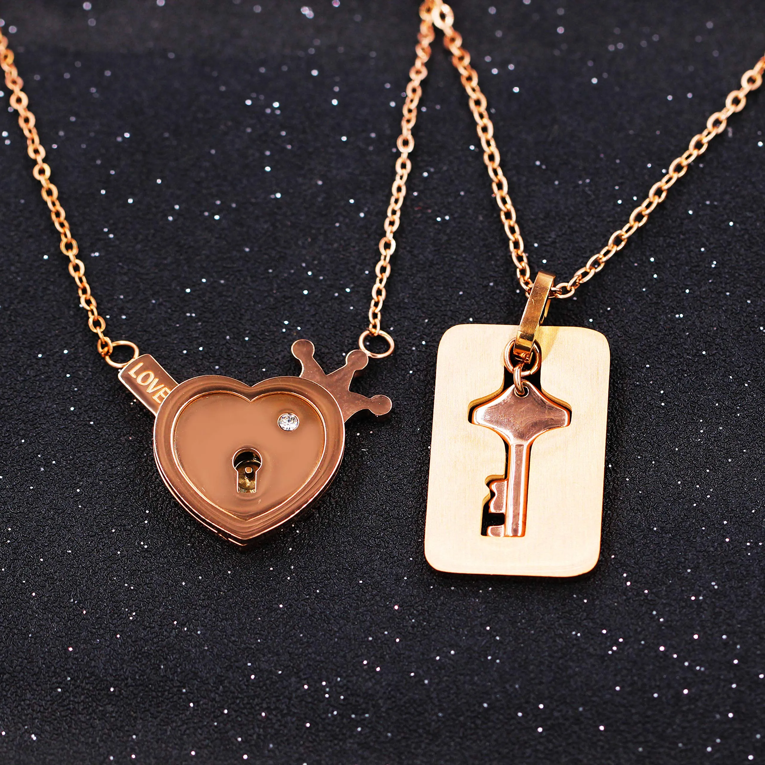 Uloveido Set di Collane con Ciondolo Chiave e Lucchetto a Cuore Placcato Oro Rosa per Coppia - immagine 4