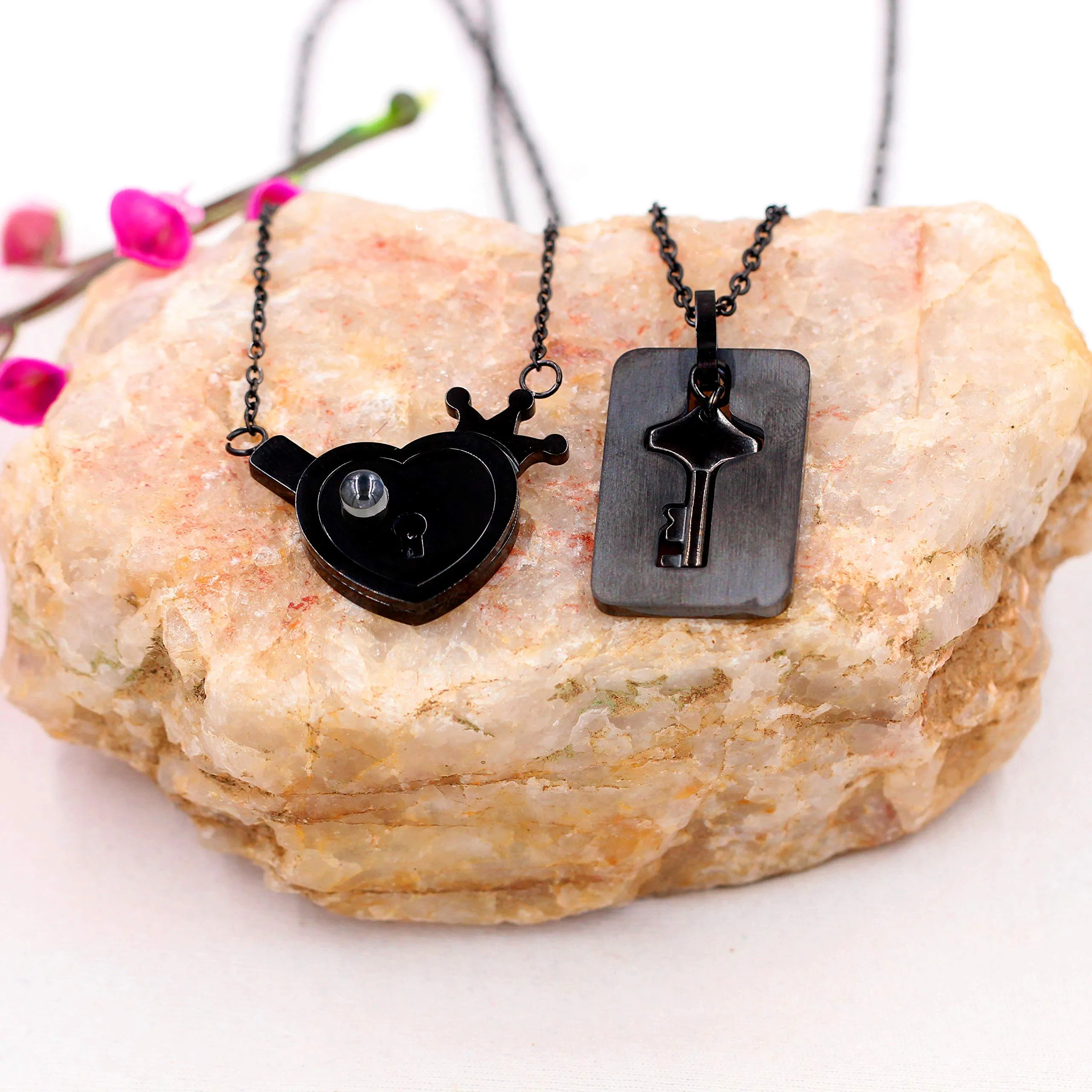 Uloveido 100 Lingue I Love You Projection Necklace Set, Heart Crown Lock & Shield Key Pendant Y1129 (Nero) - immagine 4
