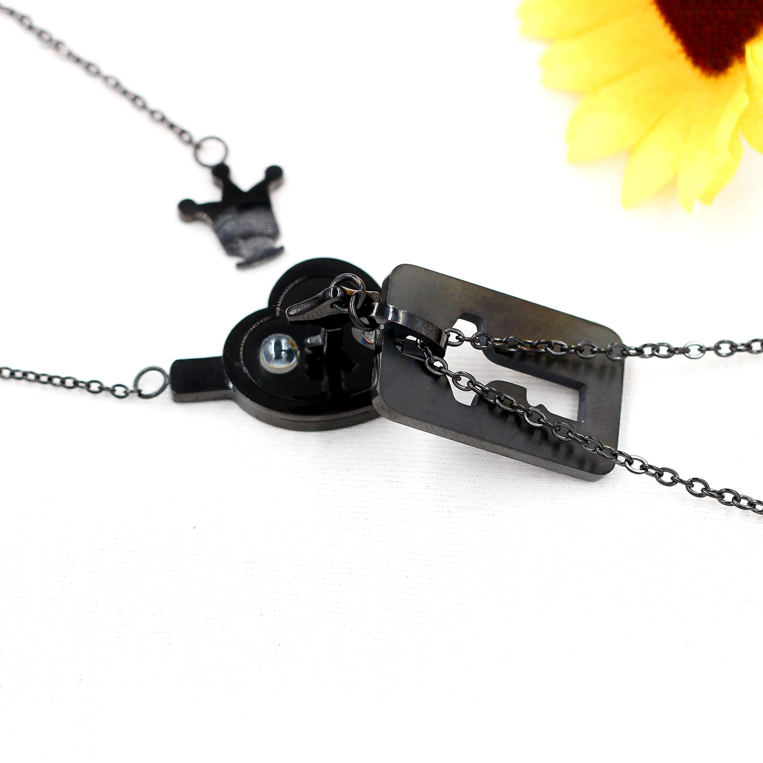 Uloveido 100 Lingue I Love You Projection Necklace Set, Heart Crown Lock & Shield Key Pendant Y1129 (Nero) - immagine 5