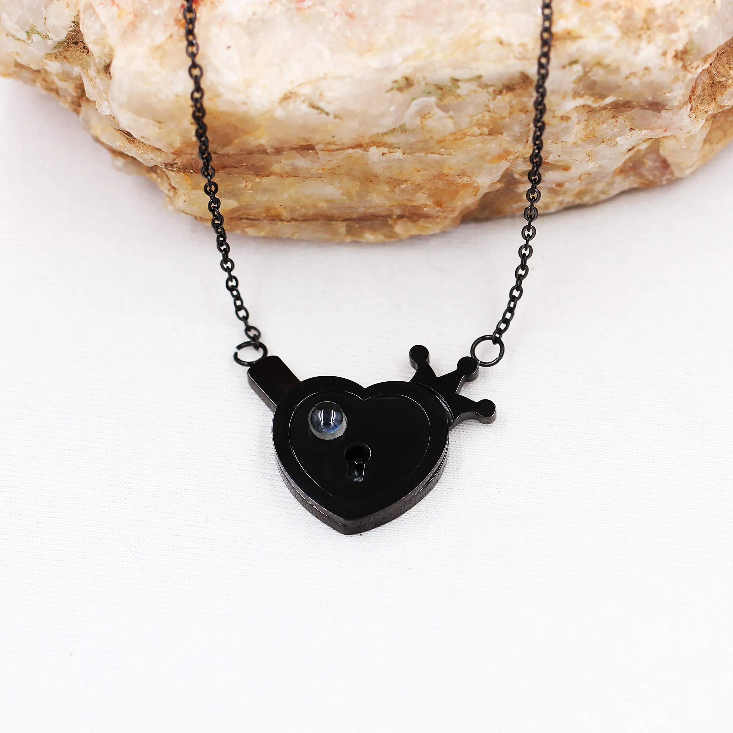 Uloveido 100 Lingue I Love You Projection Necklace Set, Heart Crown Lock & Shield Key Pendant Y1129 (Nero) - immagine 8
