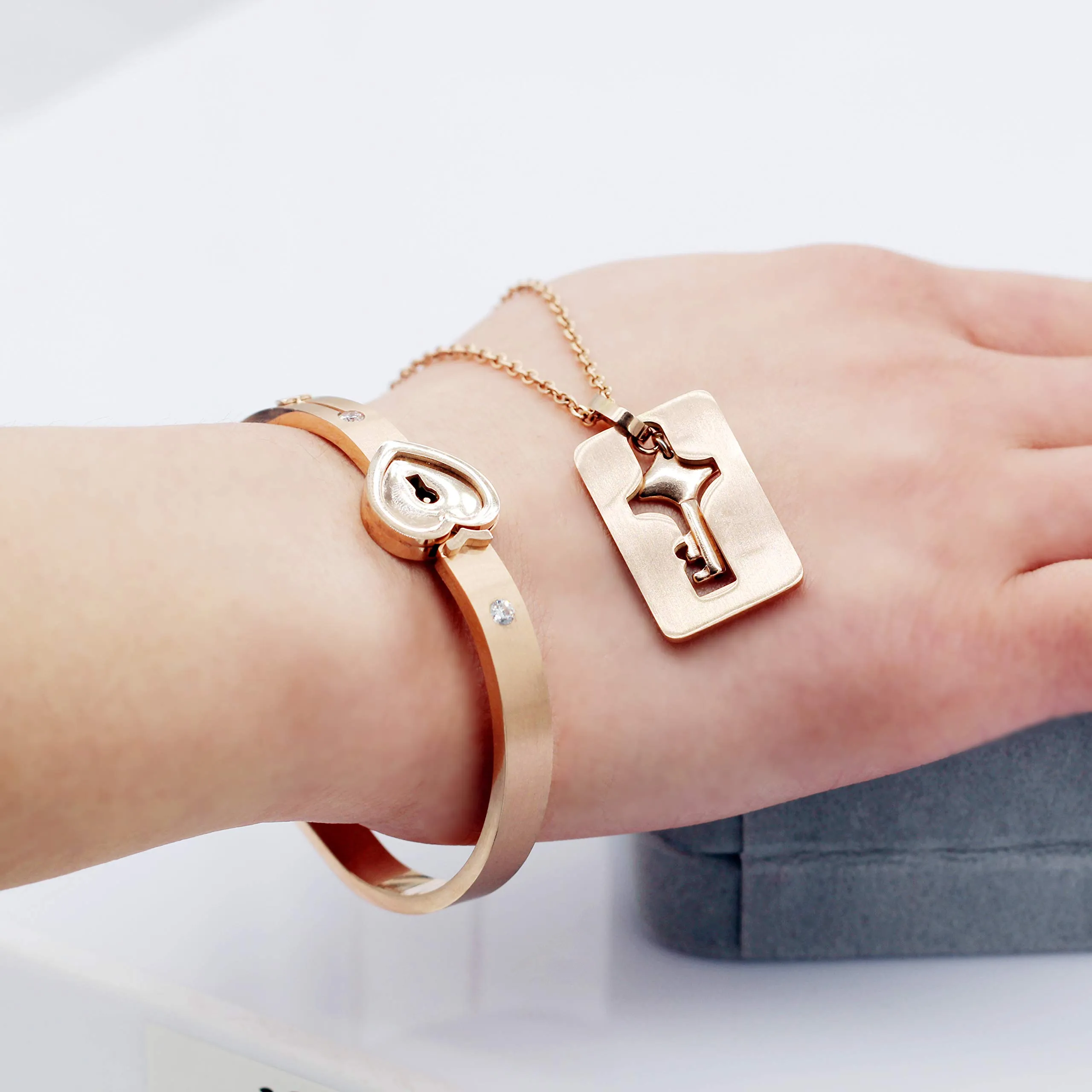 Uloveido Set di gioielli per coppie Bracciale rigido placcato oro rosa con lucchetto a cuore e Collana con ciondolo a chiave SN300 - immagine 3