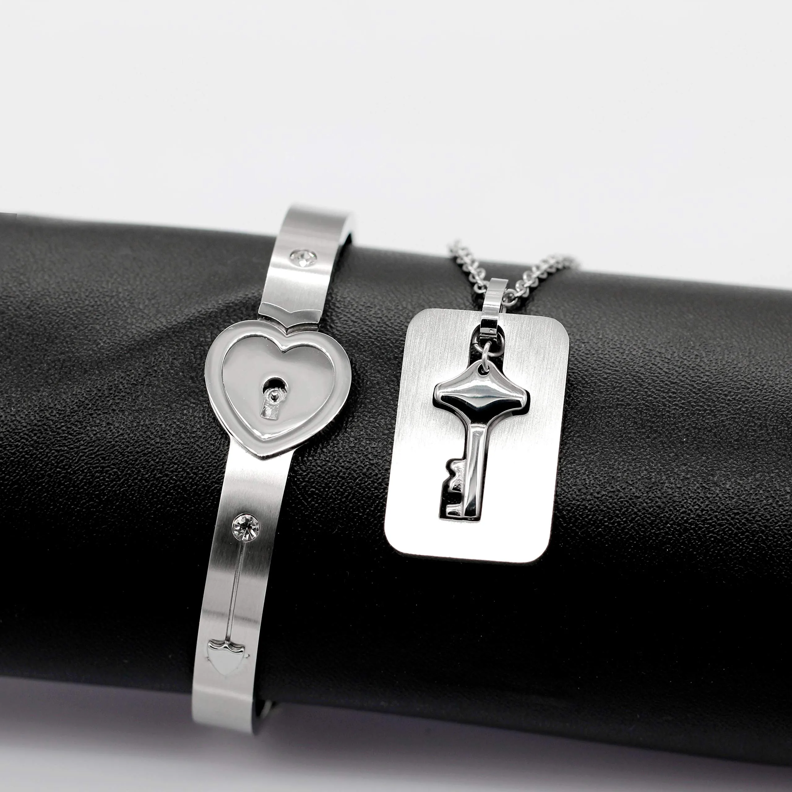 Uloveido Bracciale rigido in acciaio al titanio con ciondolo scudo e lucchetto per coppia SN300 - immagine 4