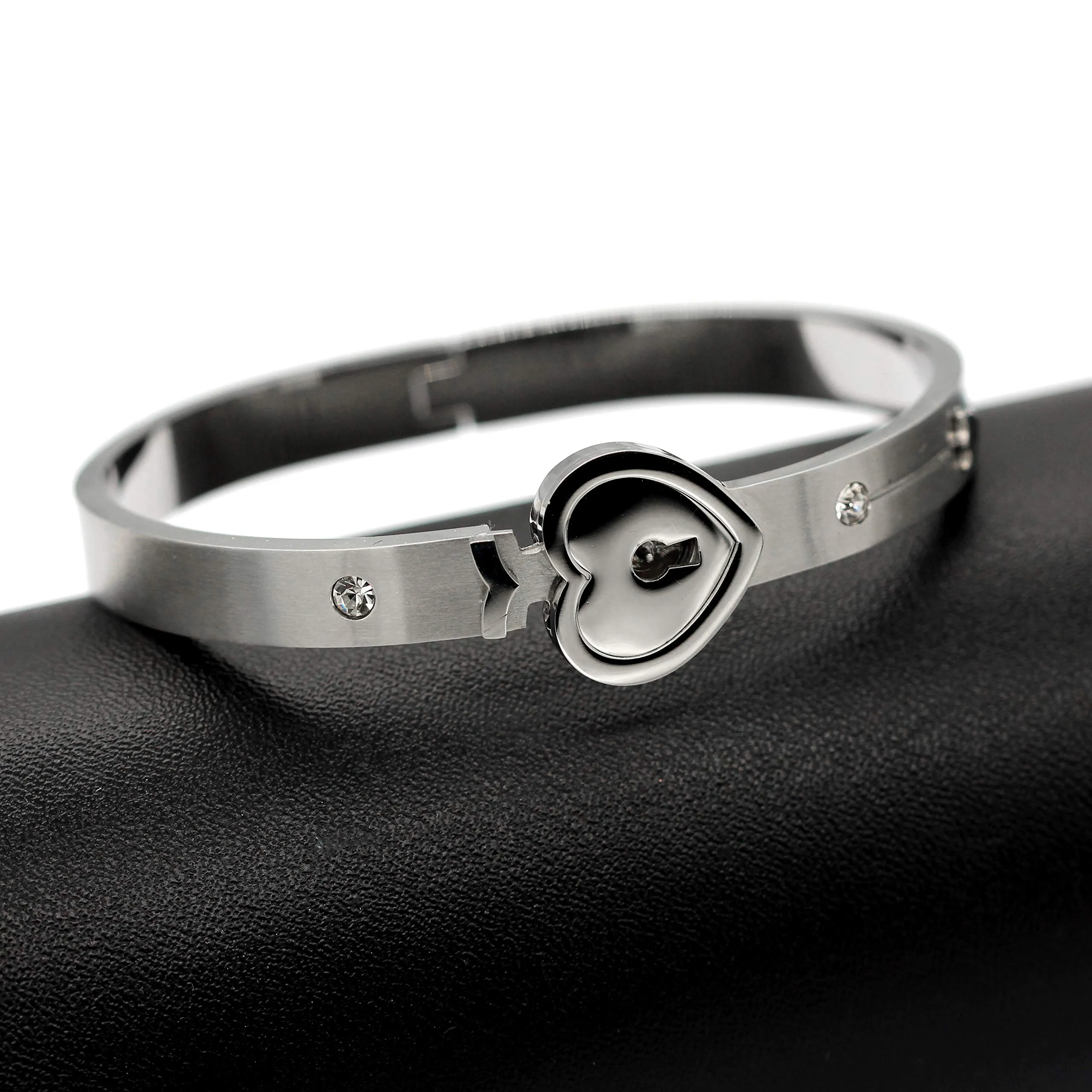 Uloveido Bracciale rigido in acciaio al titanio con ciondolo scudo e lucchetto per coppia SN300 - immagine 5