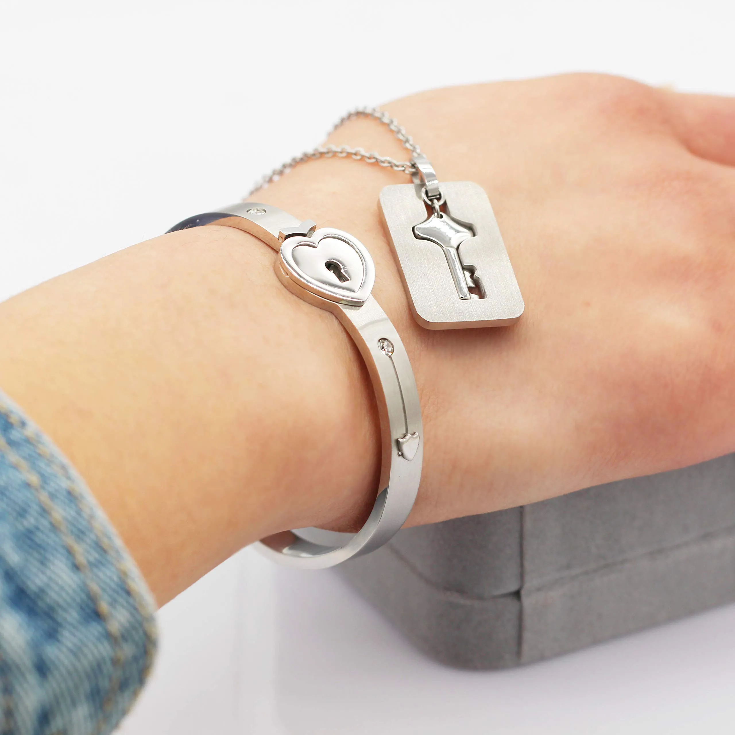 Uloveido Bracciale rigido in acciaio al titanio con ciondolo scudo e lucchetto per coppia SN300 - immagine 6