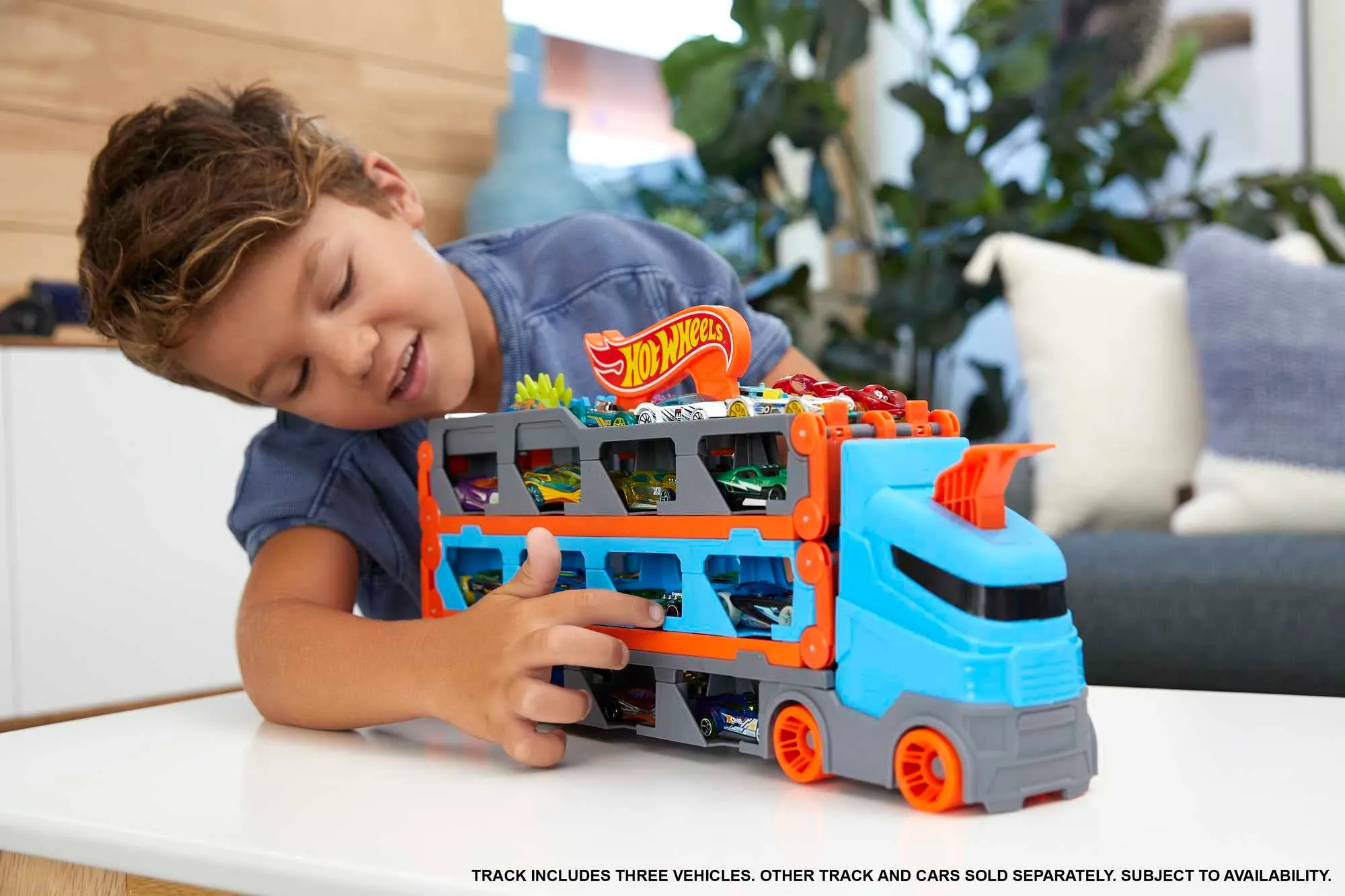 Hot Wheels Speedway Hauler Camion 2 in 1 Trasportatore e Pista con 3 auto scala 1:64 - immagine 2