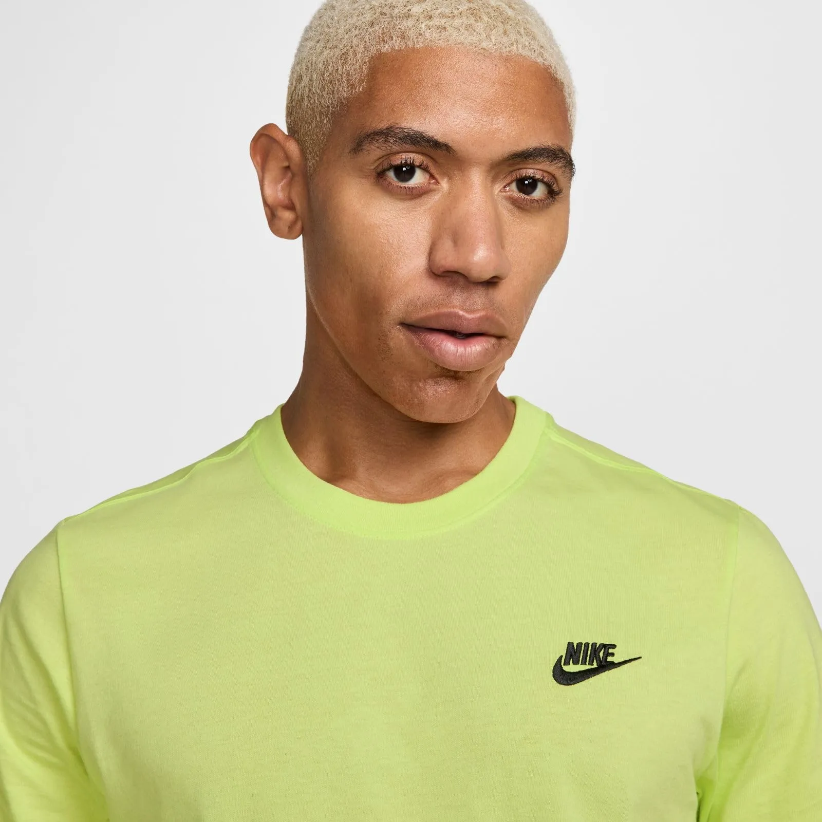 Nike NSW Club Tee - Lt Lemon Twist Black, L - immagine 4