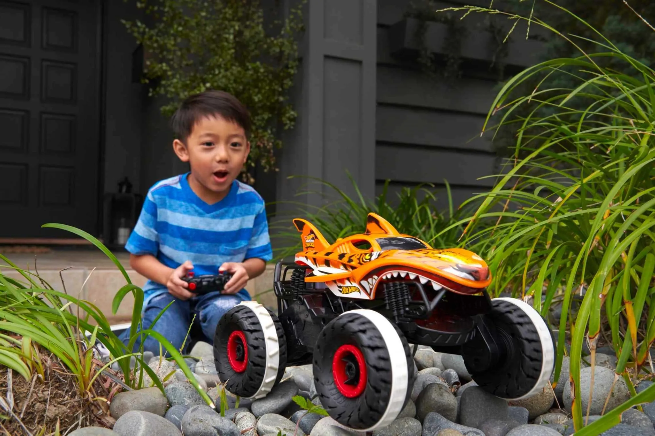 Hot Wheels Monster Trucks Tiger Shark RC Vehicle HGV87 - immagine 2