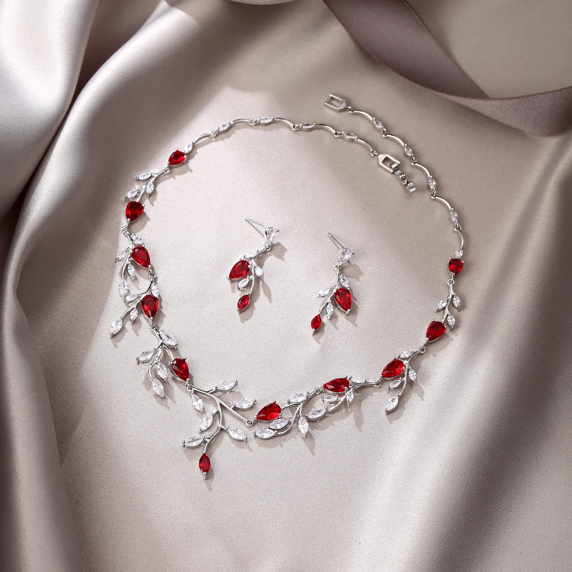 EVER FAITH Set Collana e Orecchini con Zirconia Cubica Rossa a Forma di Pera e Foglia - immagine 4